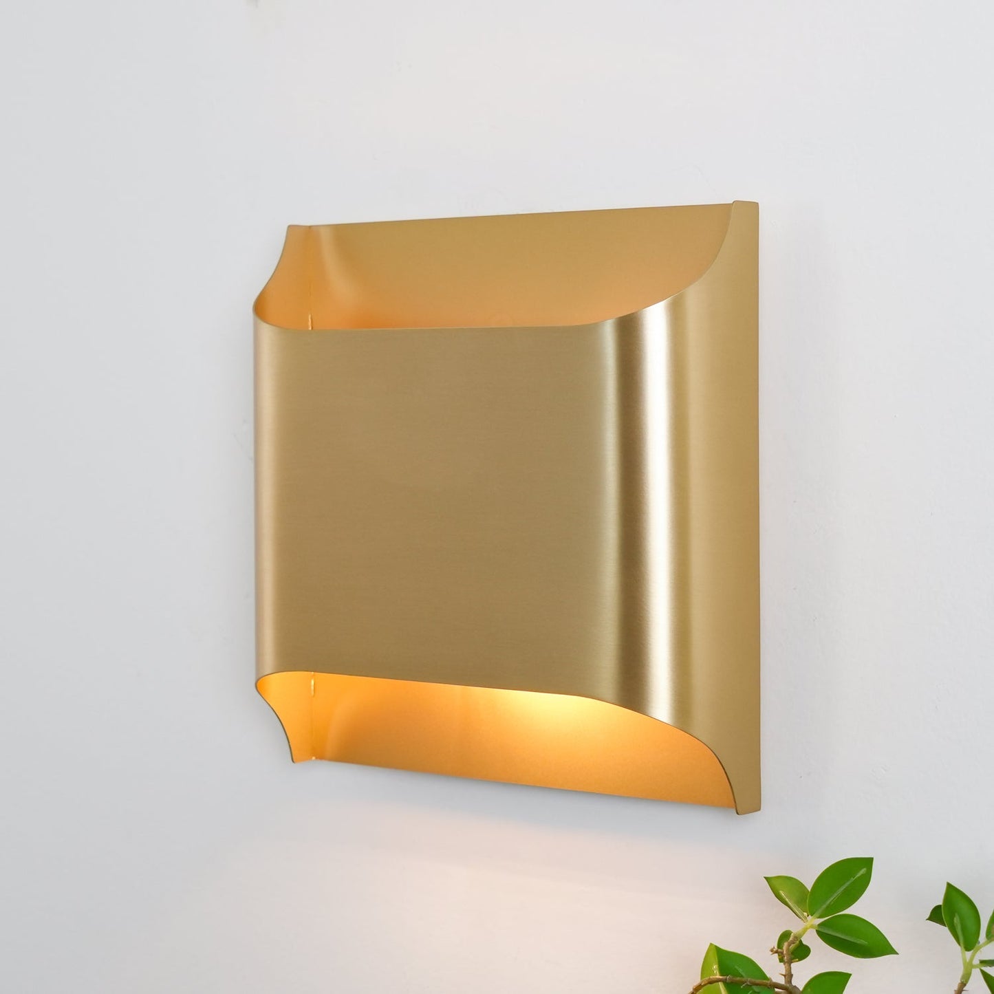 Leclerc Brass Wall Lamp - Elegant Design, Adjustable Light Direction