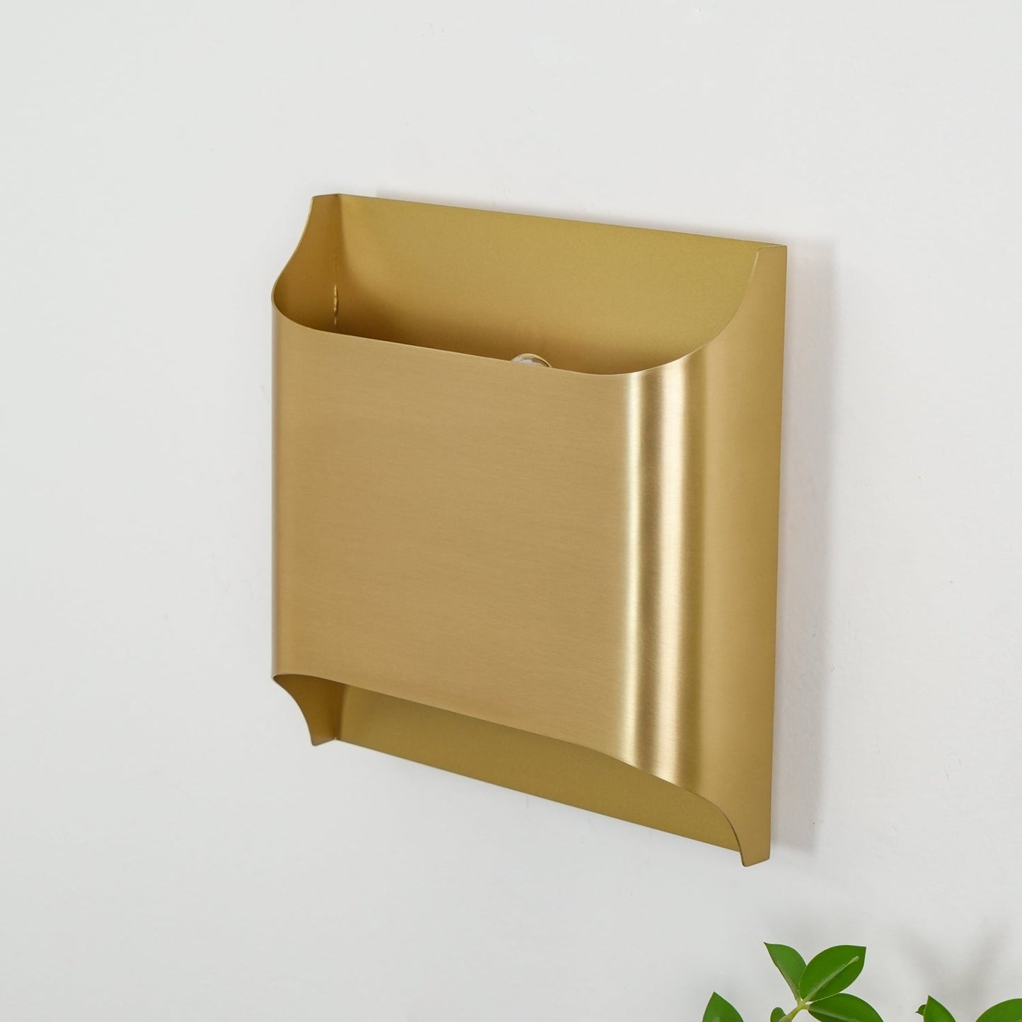 Leclerc Brass Wall Lamp - Elegant Design, Adjustable Light Direction