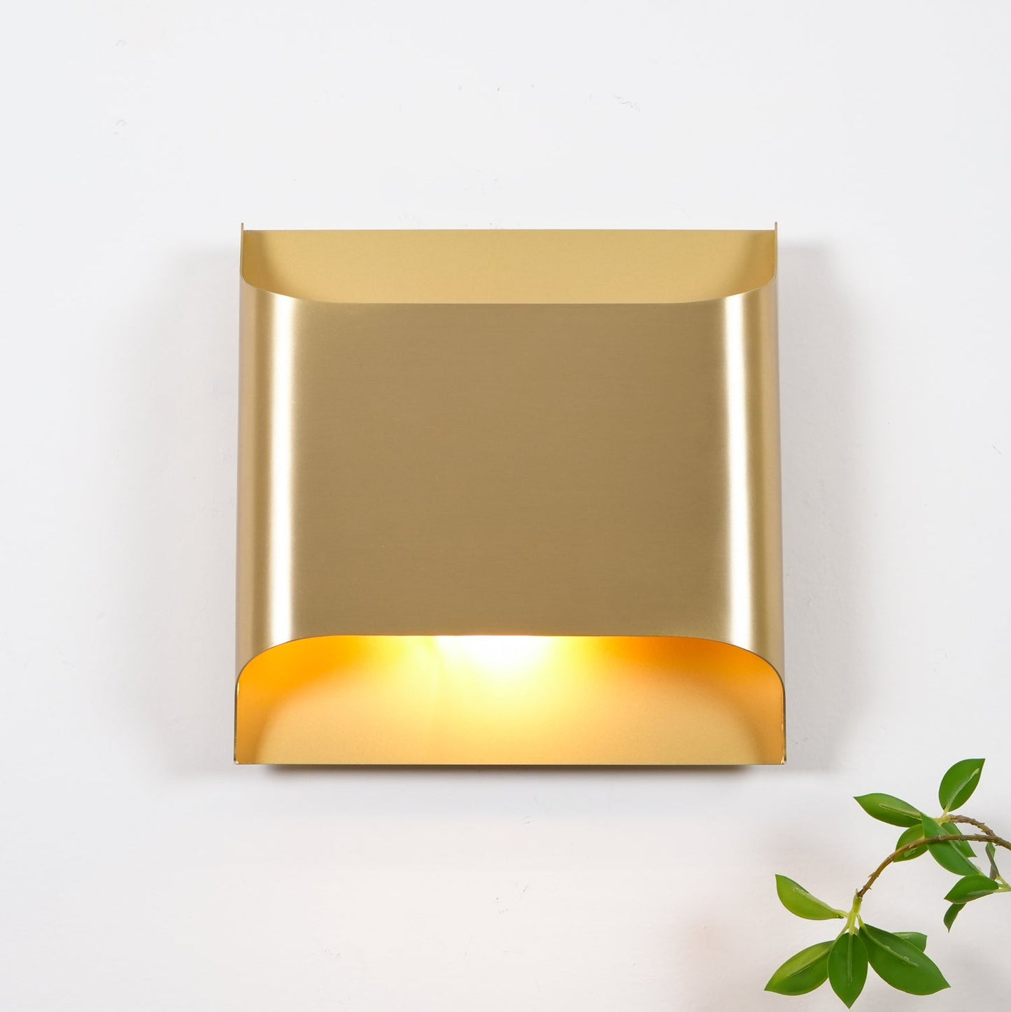 Leclerc Brass Wall Lamp - Elegant Design, Adjustable Light Direction