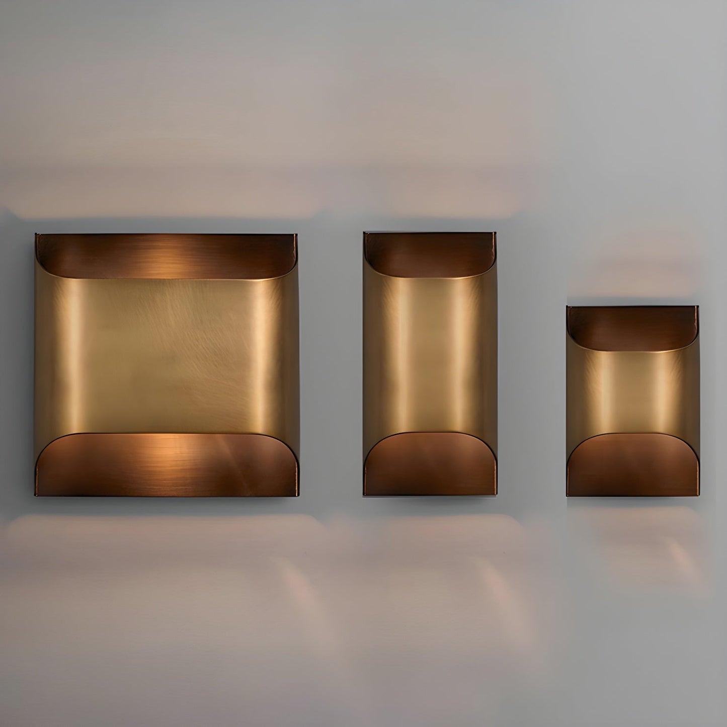 Leclerc Brass Wall Lamp - Elegant Design, Adjustable Light Direction