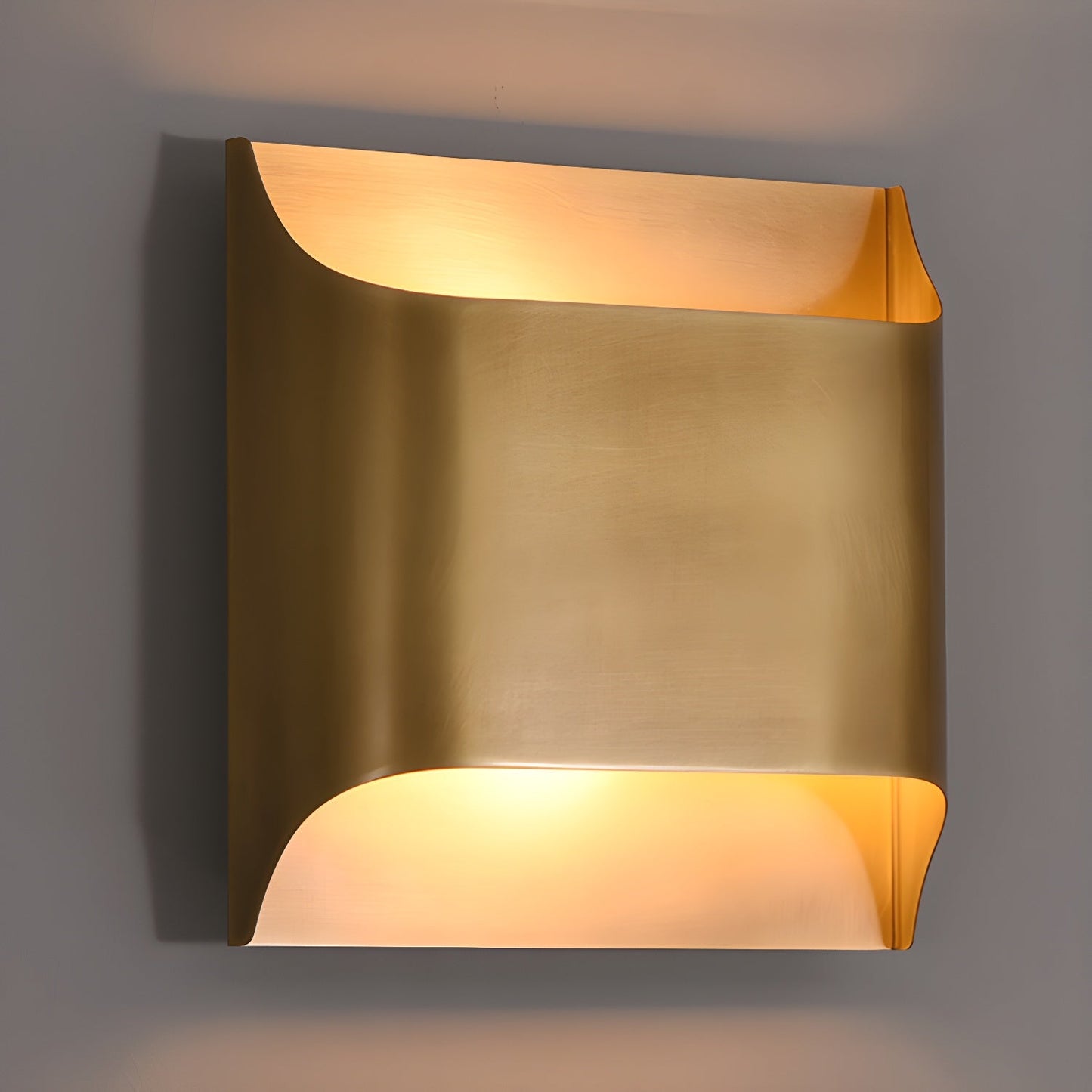 Leclerc Brass Wall Lamp - Elegant Design, Adjustable Light Direction