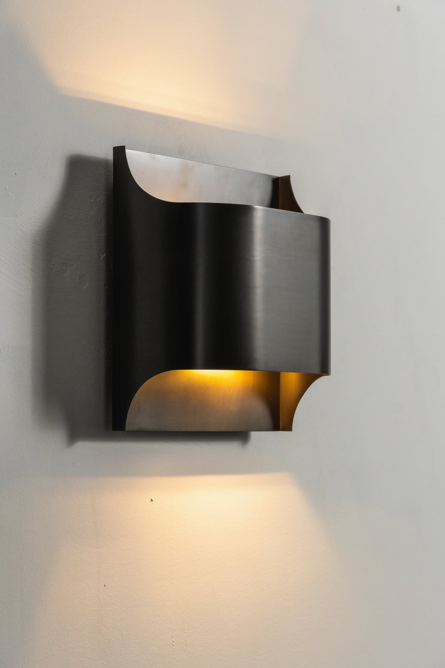 Leclerc Brass Wall Lamp - Elegant Design, Adjustable Light Direction