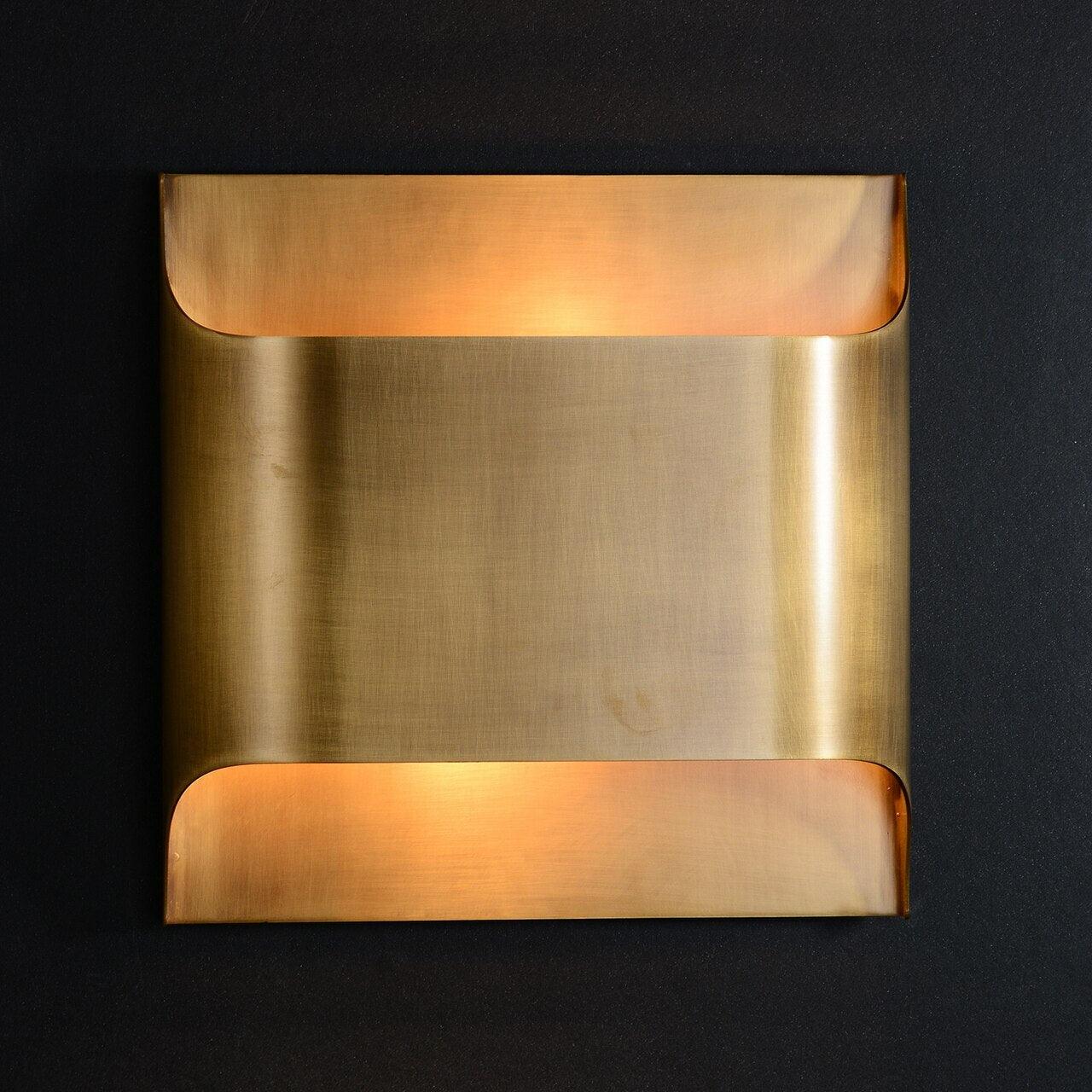 Leclerc Brass Wall Lamp - Elegant Design, Adjustable Light Direction