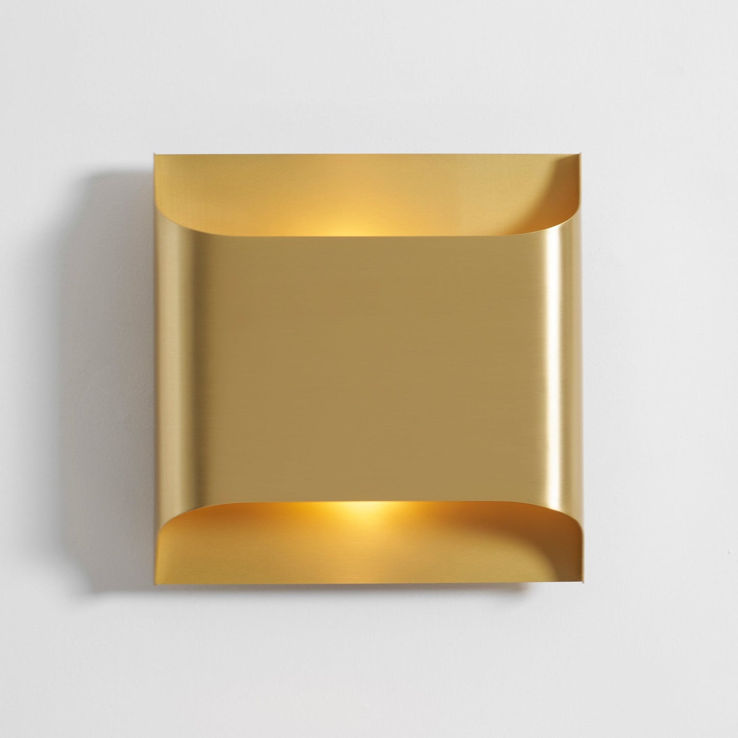 Leclerc Brass Wall Lamp - Elegant Design, Adjustable Light Direction