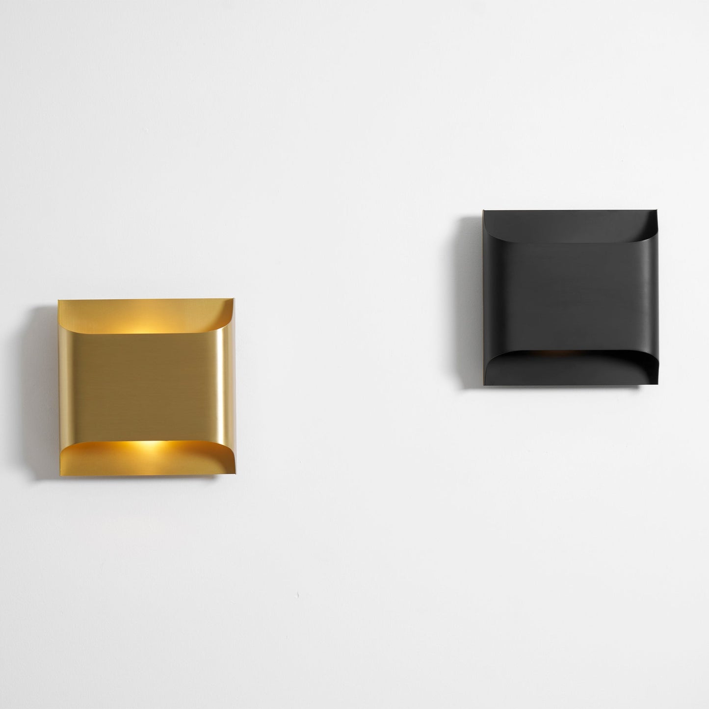 Leclerc Brass Wall Lamp - Elegant Design, Adjustable Light Direction