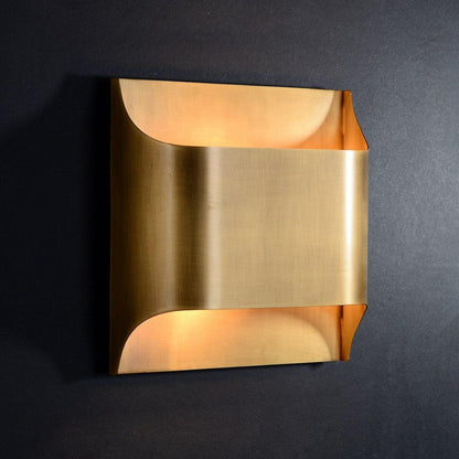 Leclerc Brass Wall Lamp - Elegant Design, Adjustable Light Direction