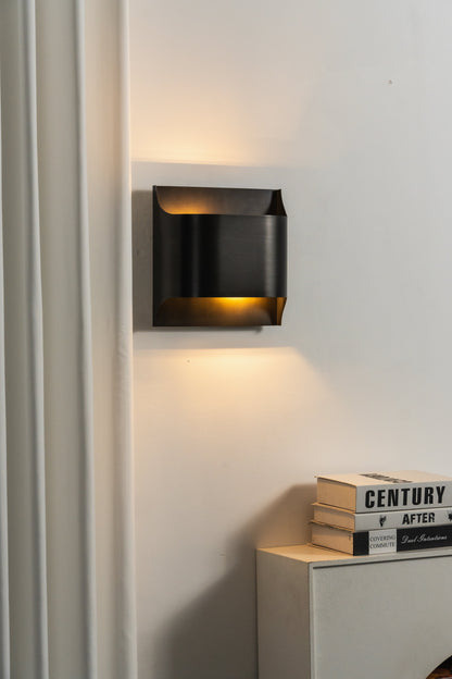 Leclerc Brass Wall Lamp - Elegant Design, Adjustable Light Direction