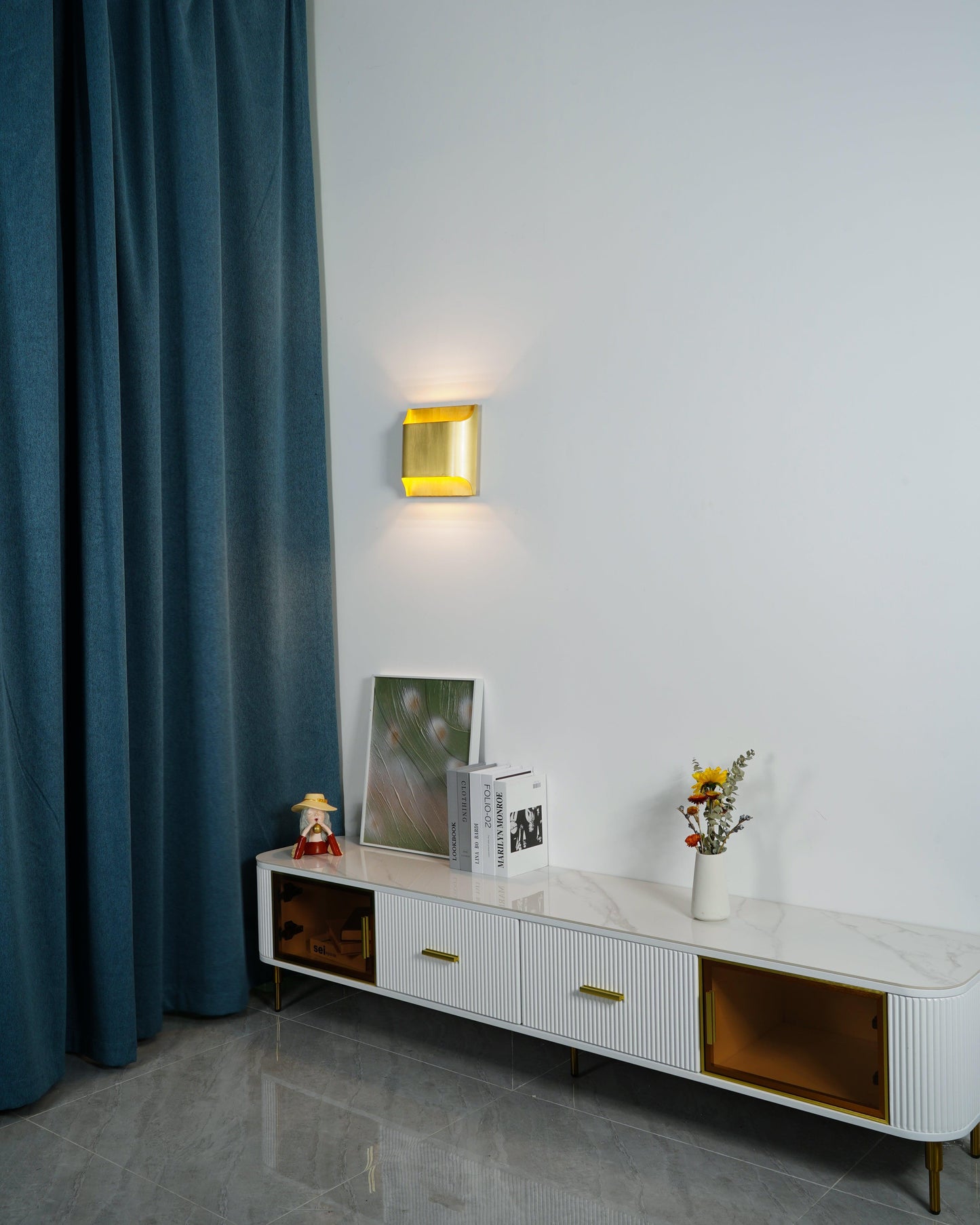 Leclerc Brass Wall Lamp - Elegant Design, Adjustable Light Direction