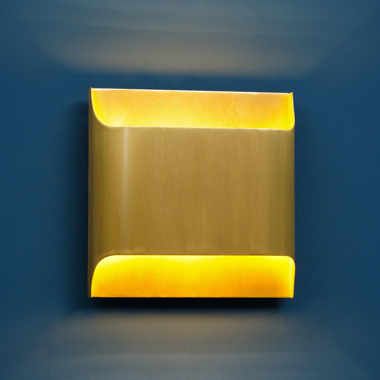 Leclerc Brass Wall Lamp - Elegant Design, Adjustable Light Direction