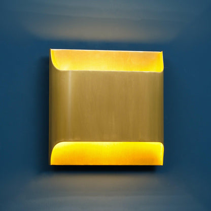 Leclerc Brass Wall Lamp - Elegant Design, Adjustable Light Direction