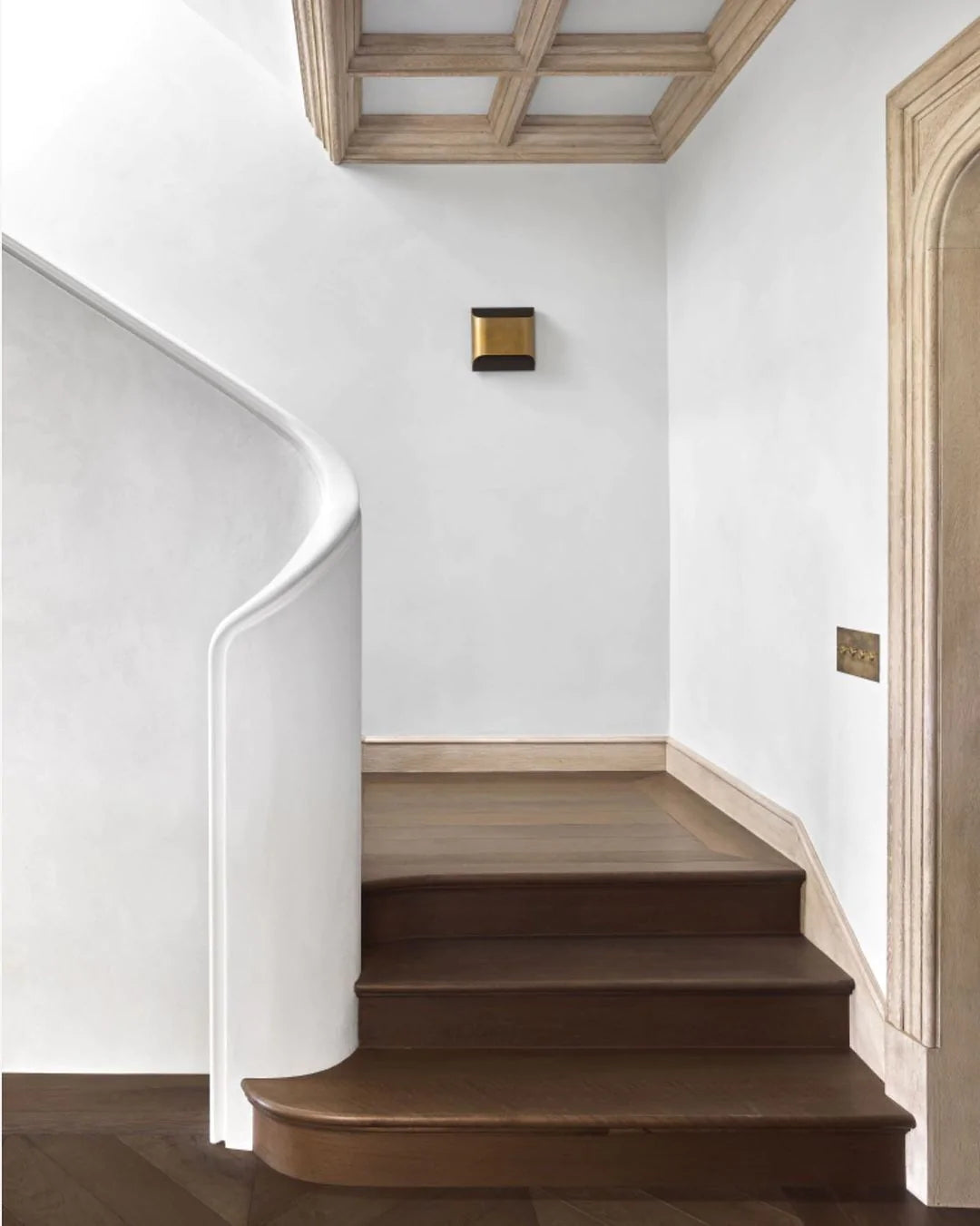 Leclerc Brass Wall Lamp - Elegant Design, Adjustable Light Direction