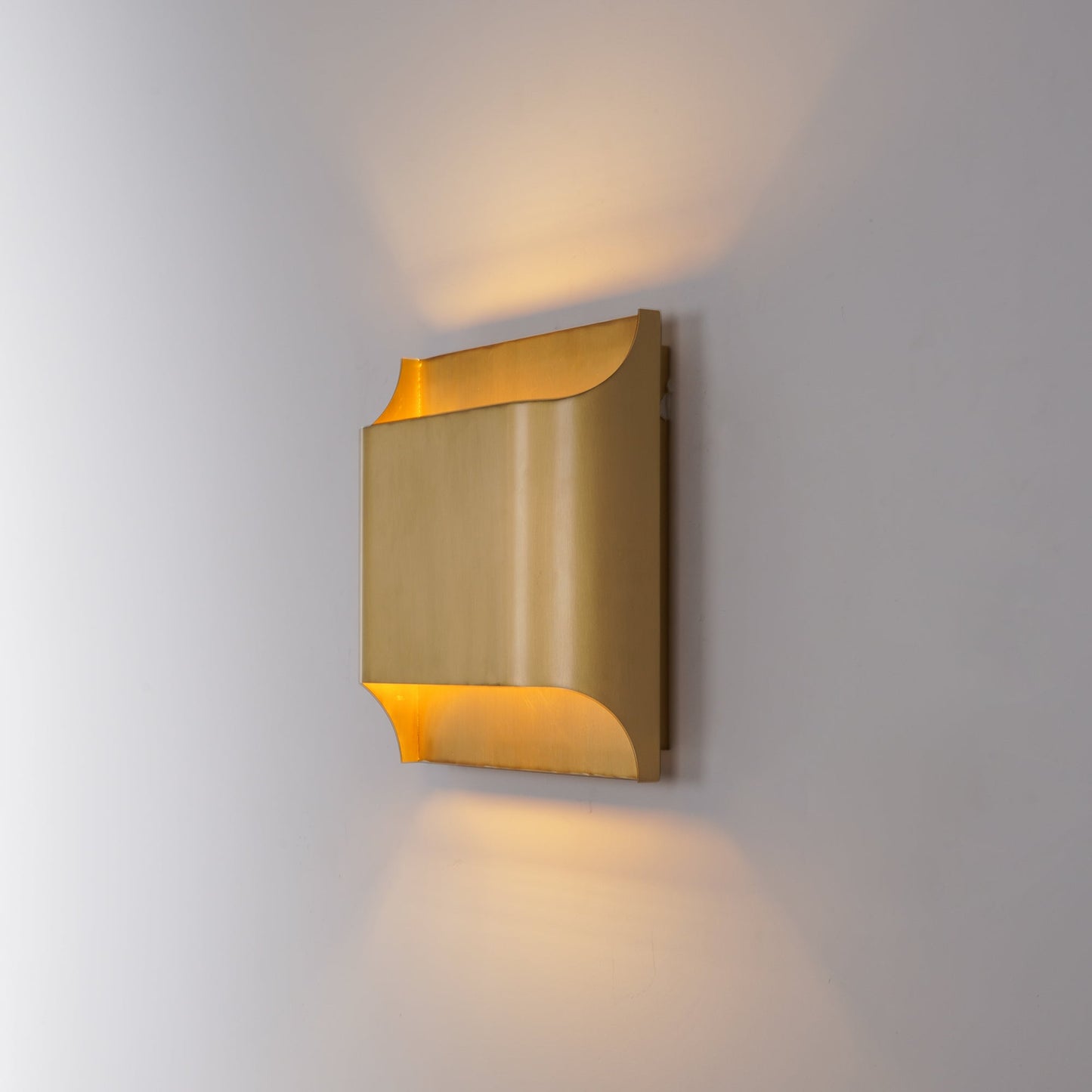 Leclerc Brass Wall Lamp - Elegant Design, Adjustable Light Direction