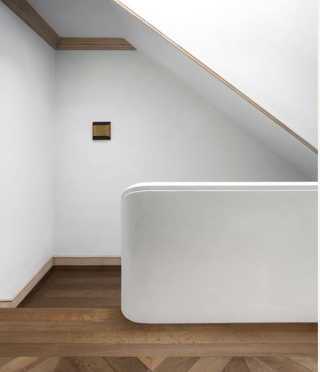 Leclerc Brass Wall Lamp - Elegant Design, Adjustable Light Direction