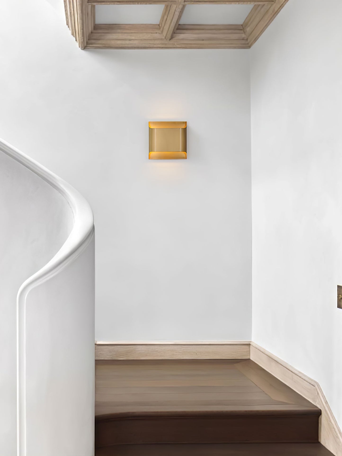 Leclerc Brass Wall Lamp - Elegant Design, Adjustable Light Direction