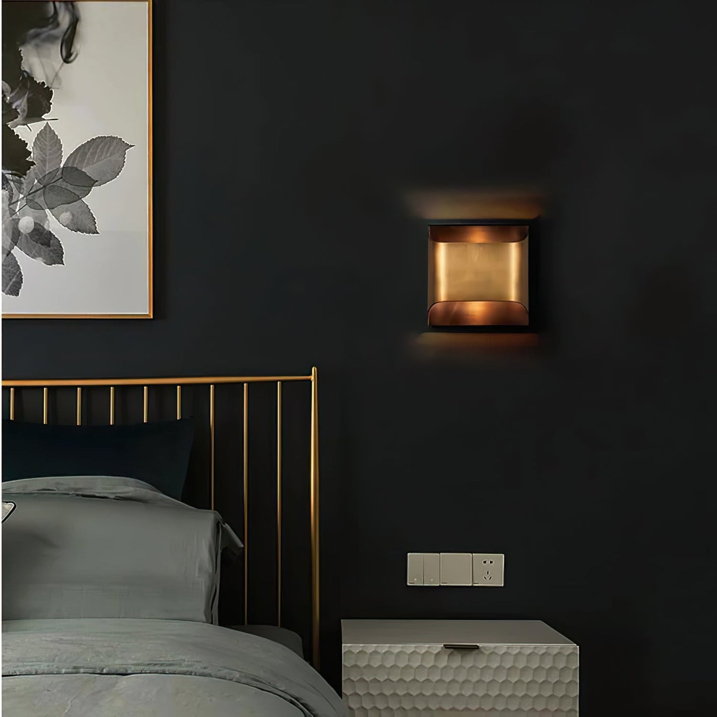 Leclerc Brass Wall Lamp - Elegant Design, Adjustable Light Direction