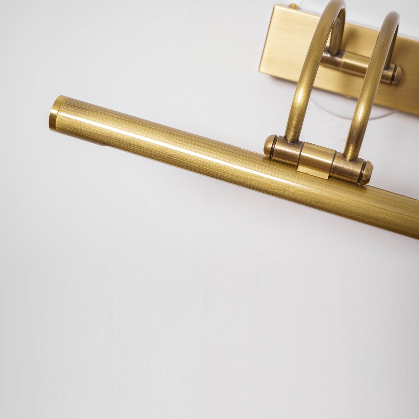 Sleek Linear Vanity Wall Light - Energy-Efficient & Adjustable Brightn