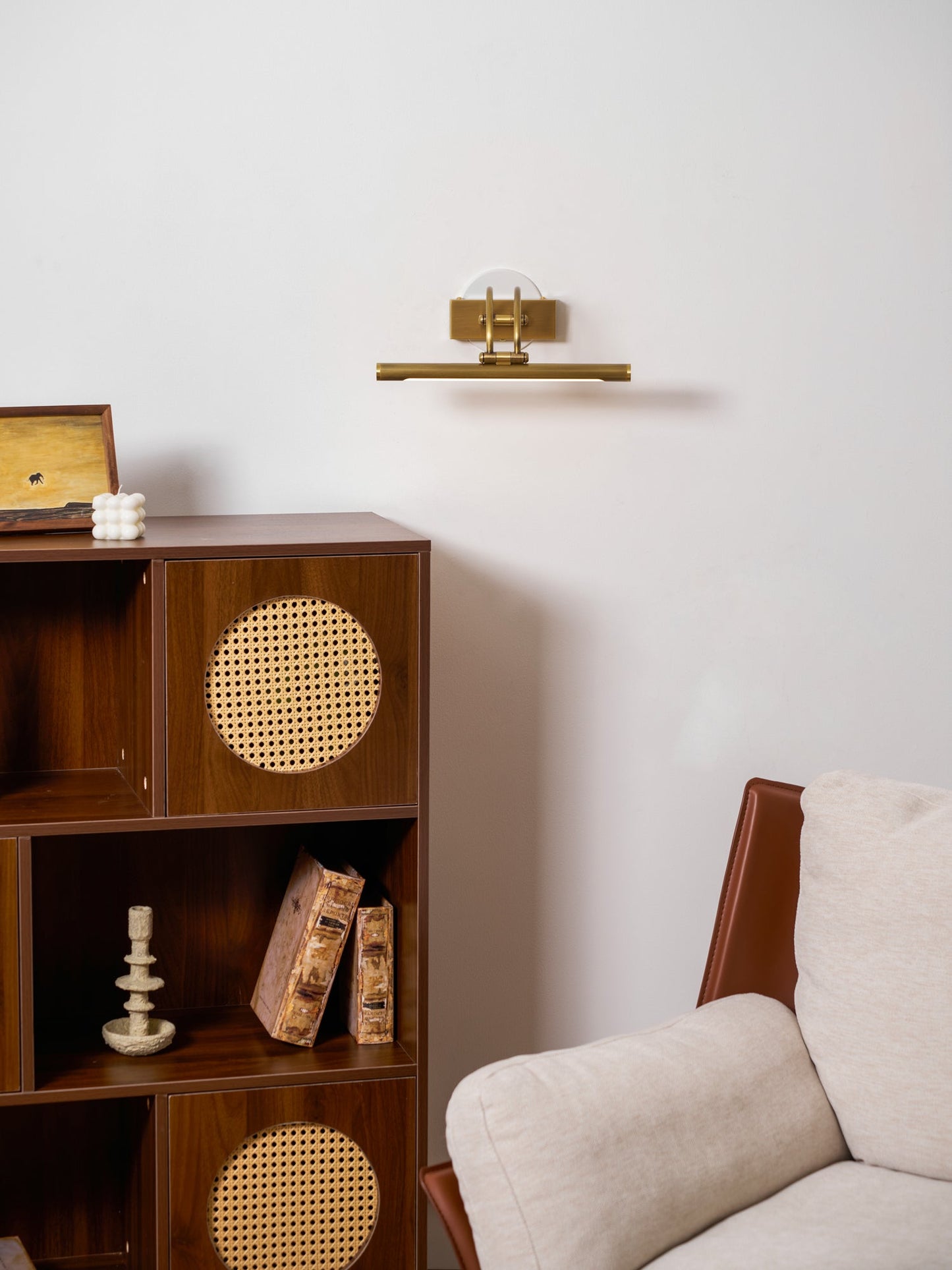 Sleek Linear Vanity Wall Light - Energy-Efficient & Adjustable Brightn