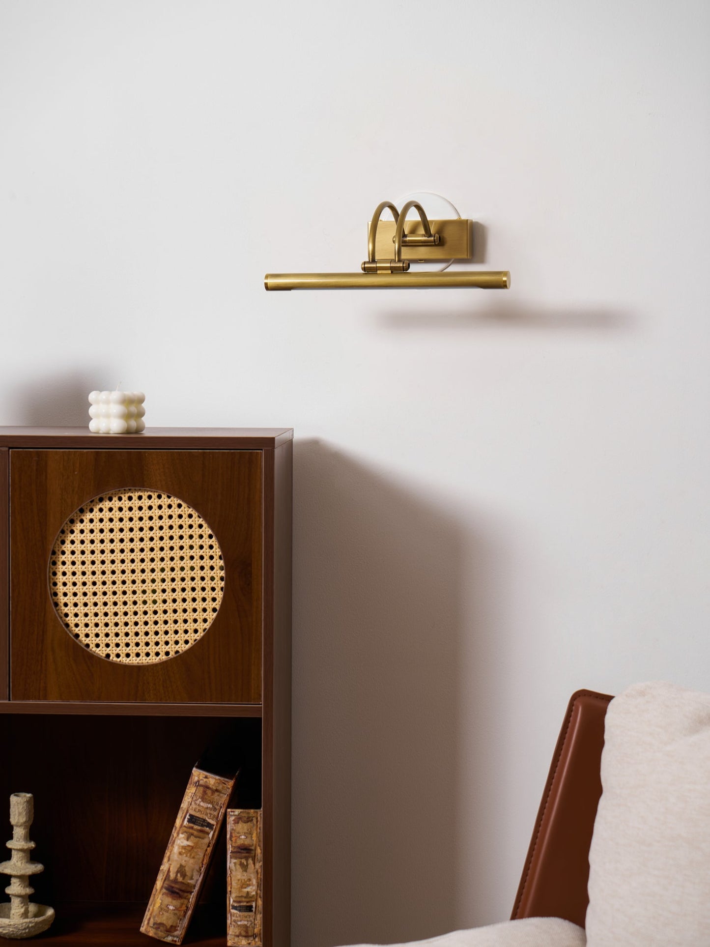 Sleek Linear Vanity Wall Light - Energy-Efficient & Adjustable Brightn