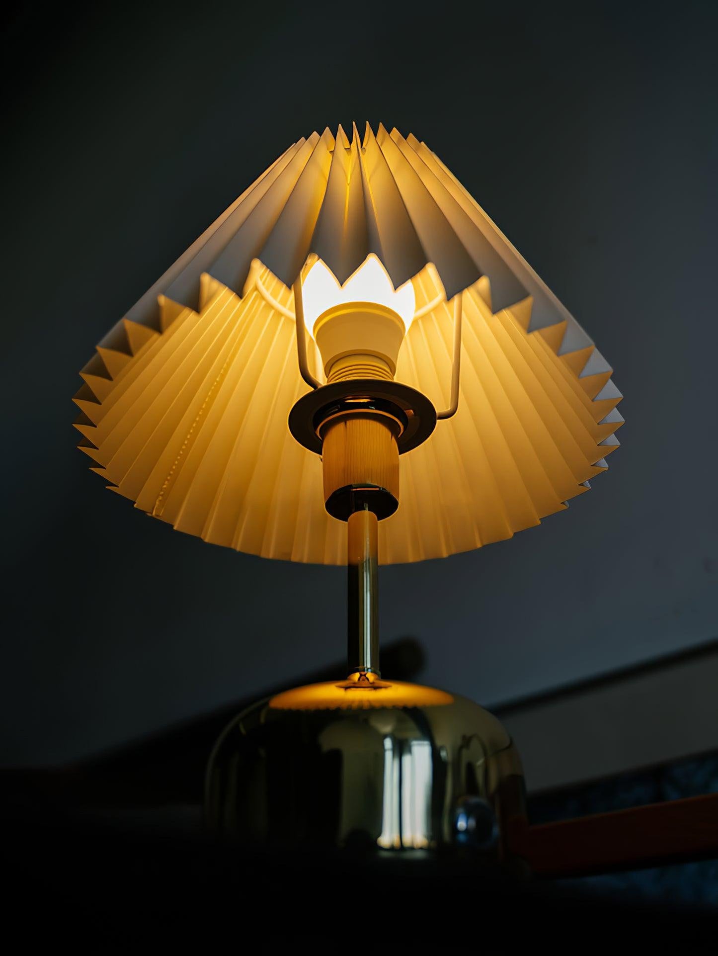 Antique Metal Table Lamp with Adjustable Brightness and Elegant Design