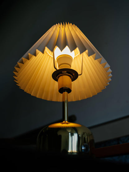 Antique Metal Table Lamp with Adjustable Brightness and Elegant Design