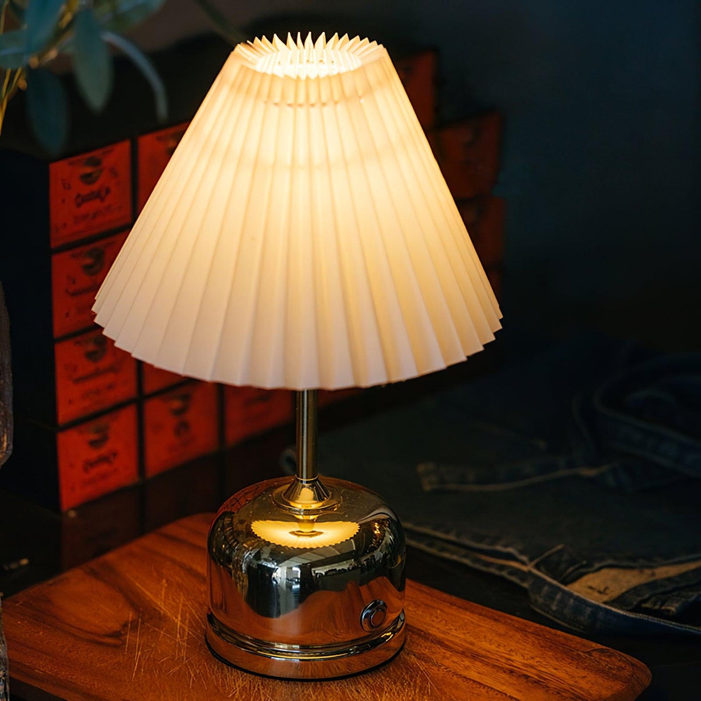 Antique Metal Table Lamp with Adjustable Brightness and Elegant Design