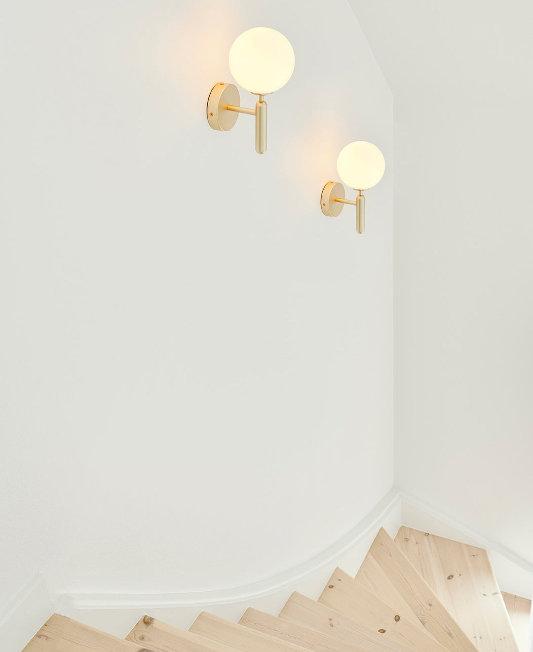 Nordica Wall Lamp - Adjustable Angle, Energy-Efficient LED Lighting