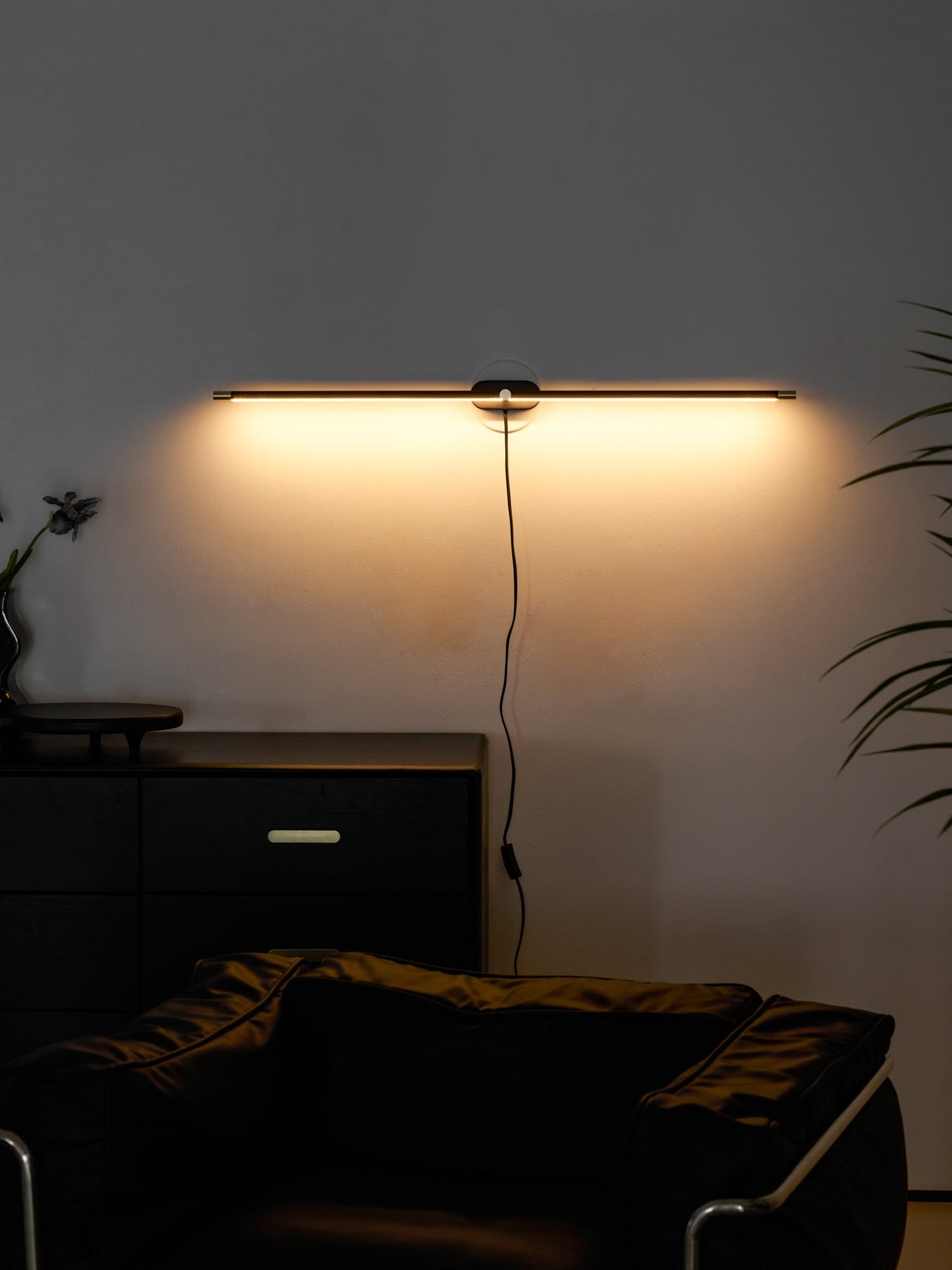 Professional Minimalist Linear Wall Lamp with Dimmable LED & Easy Inst