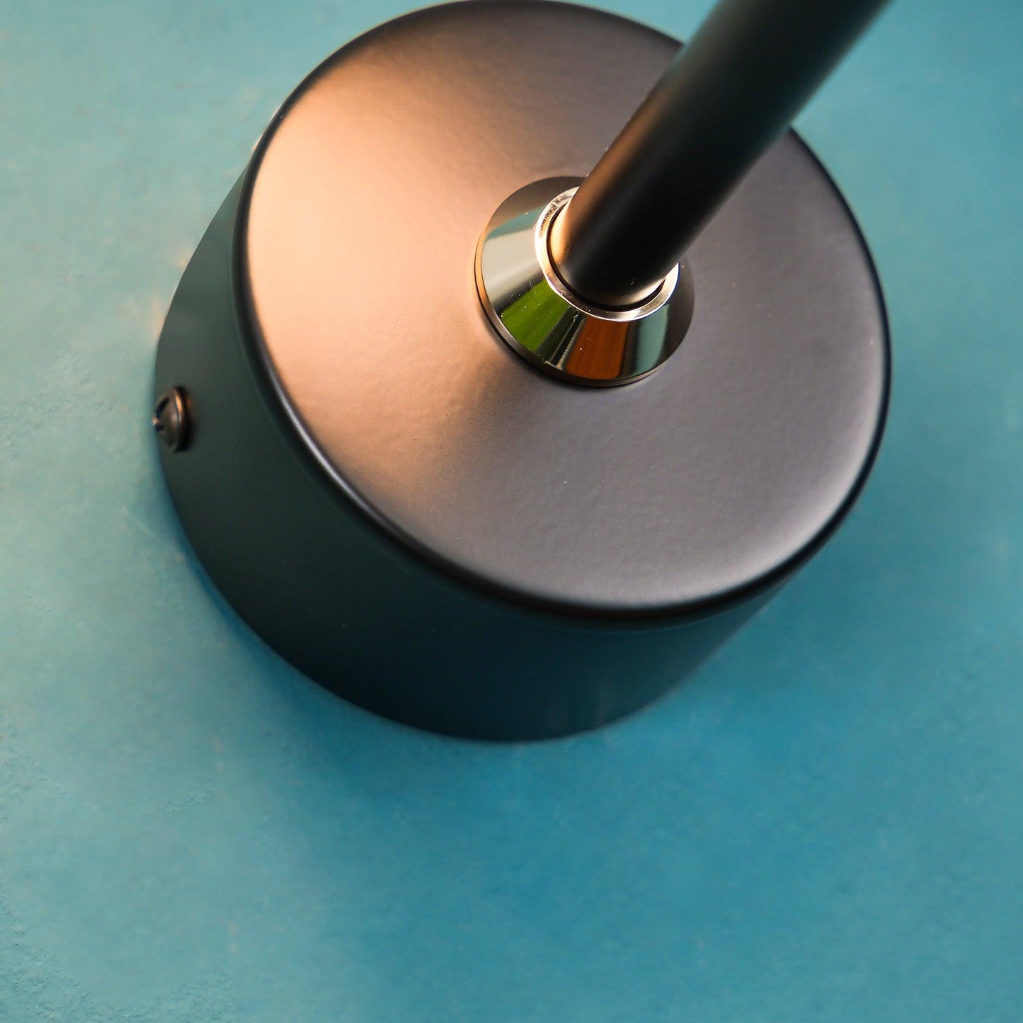 Nomi Plug-in Wall Lamp - Adjustable Brightness & Modern Design