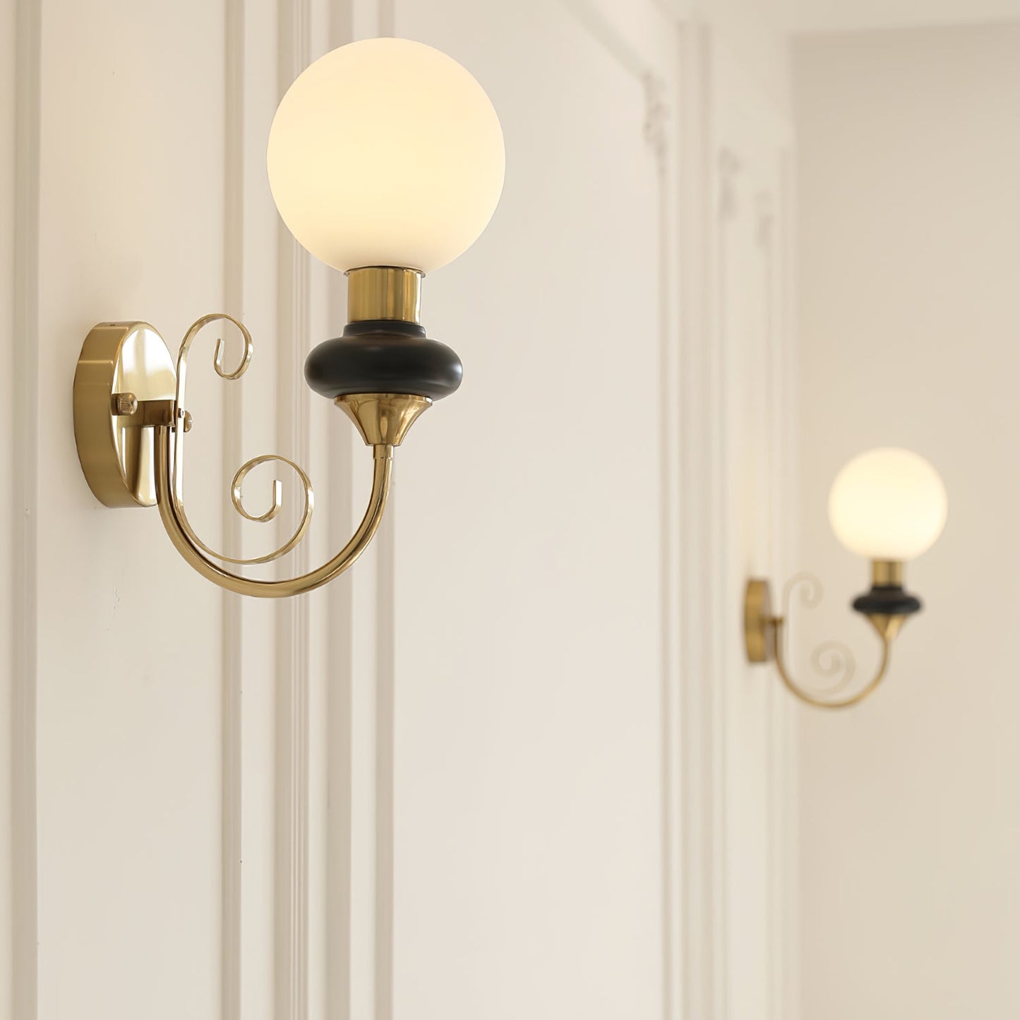 Onyx Wall Lamp - Adjustable Brightness & Energy-Efficient LED Design