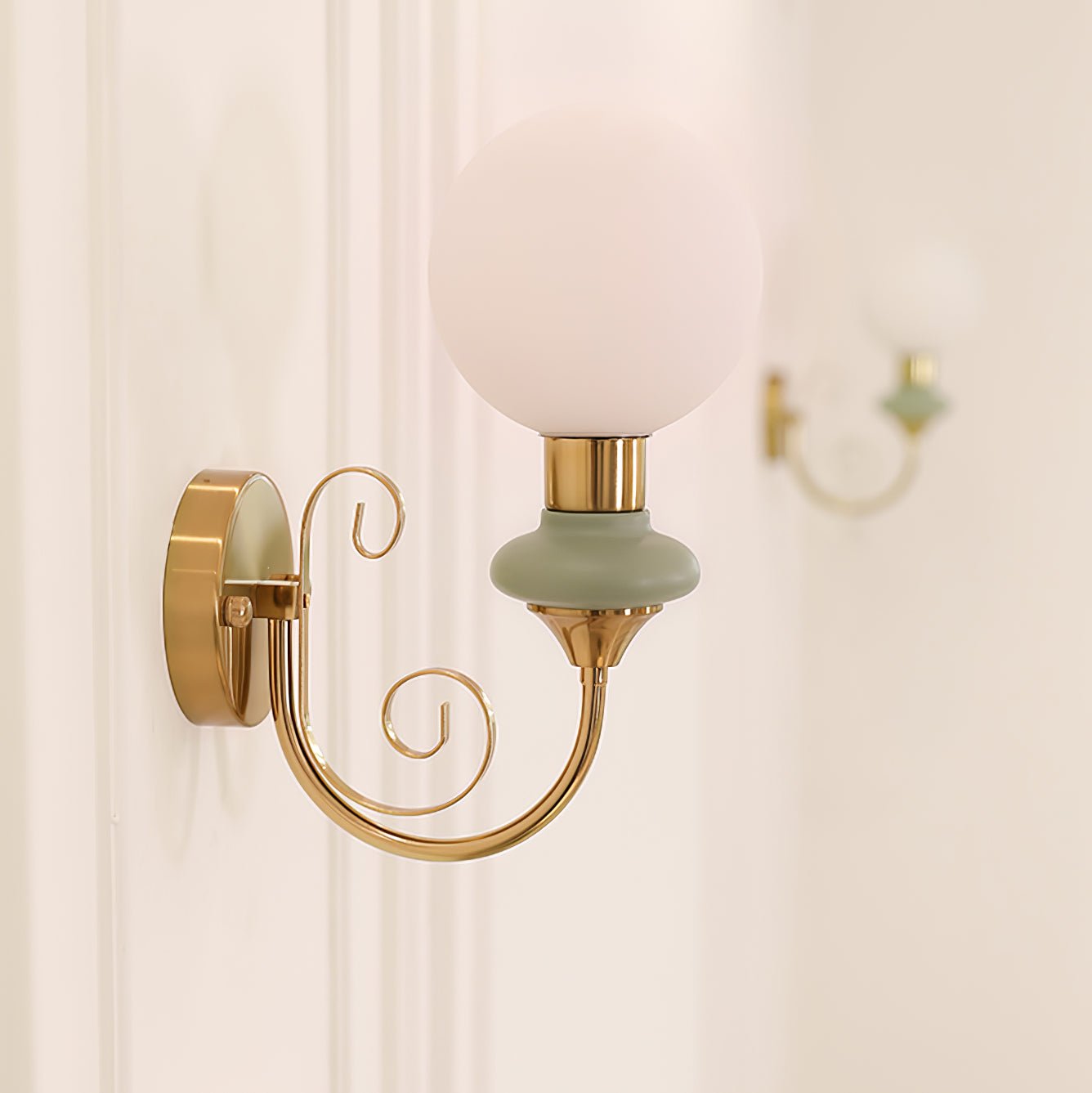 Onyx Wall Lamp - Adjustable Brightness & Energy-Efficient LED Design