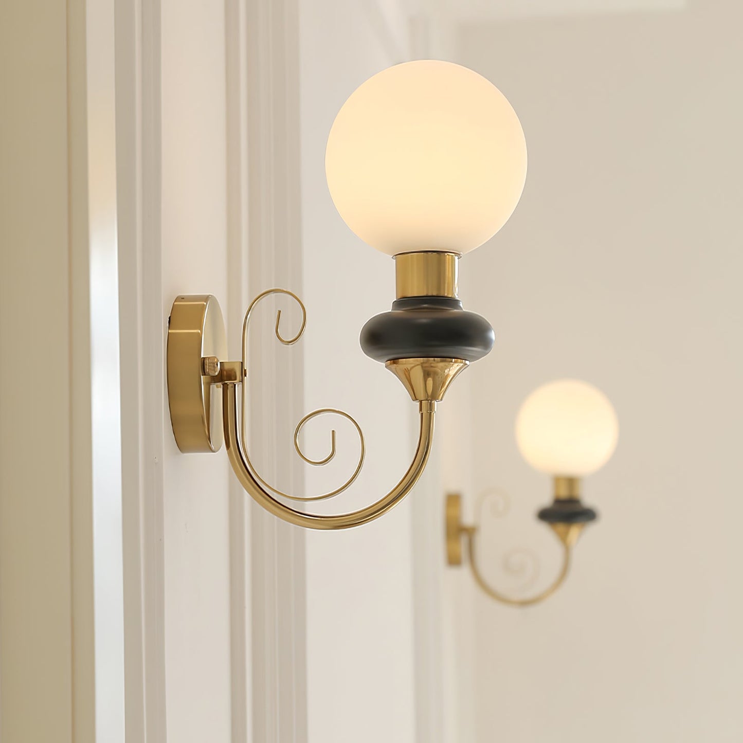 Onyx Wall Lamp - Adjustable Brightness & Energy-Efficient LED Design
