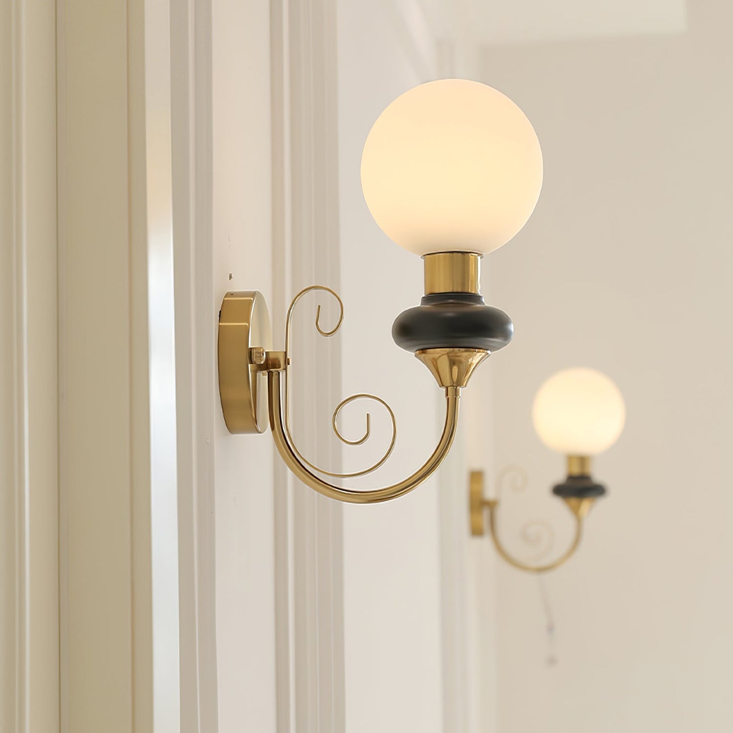Onyx Wall Lamp - Adjustable Brightness & Energy-Efficient LED Design