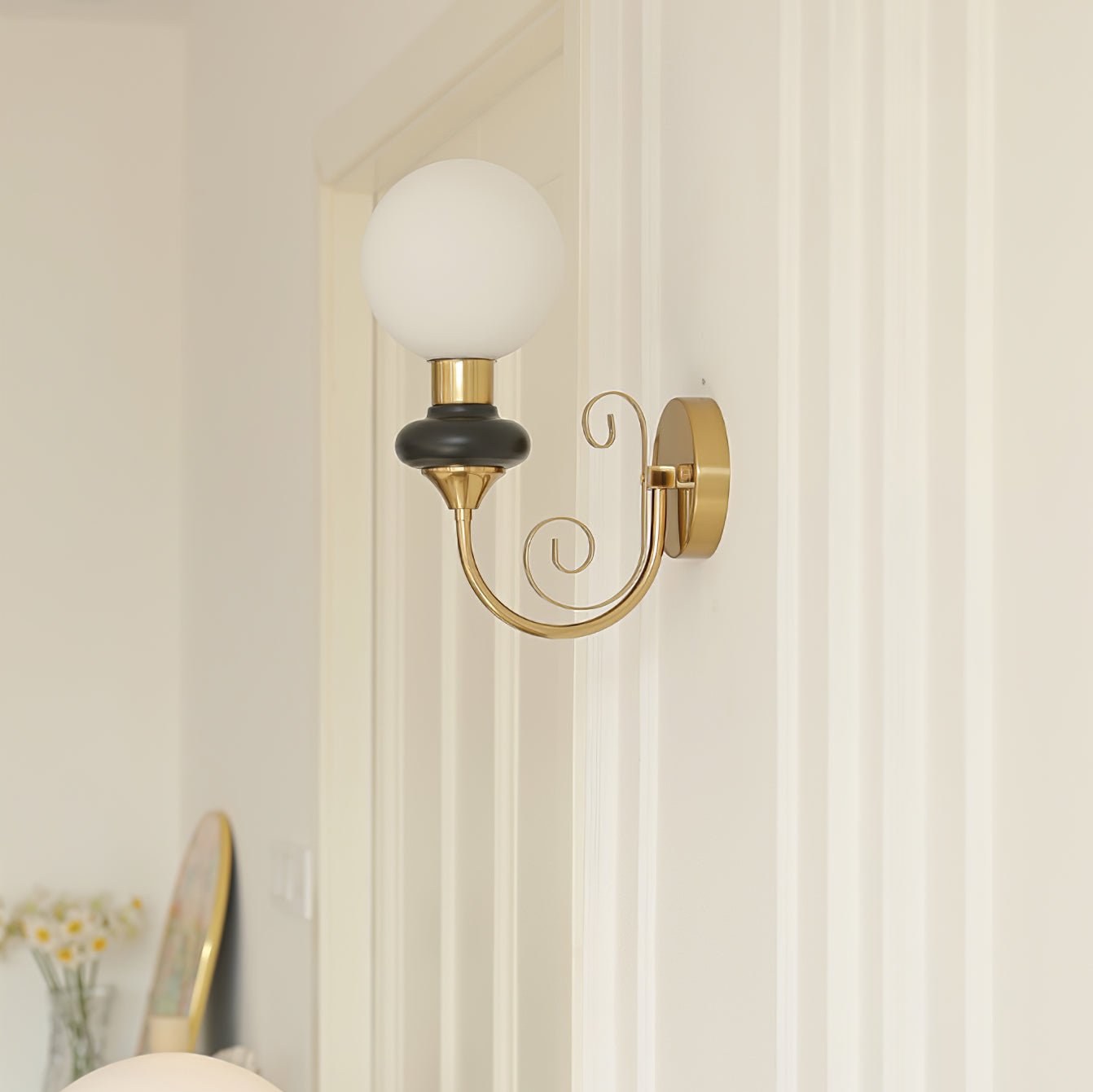 Onyx Wall Lamp - Adjustable Brightness & Energy-Efficient LED Design