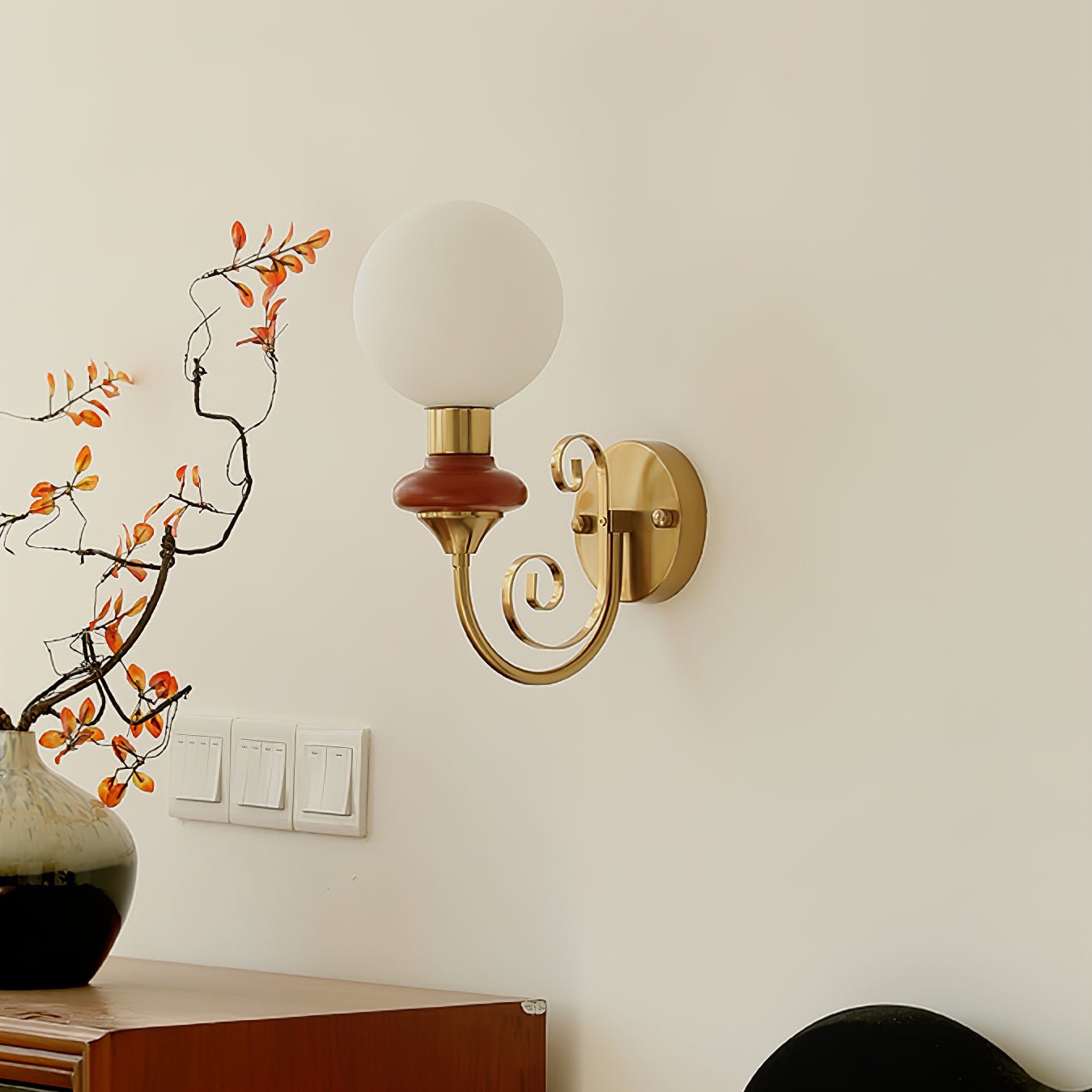 Onyx Wall Lamp - Adjustable Brightness & Energy-Efficient LED Design