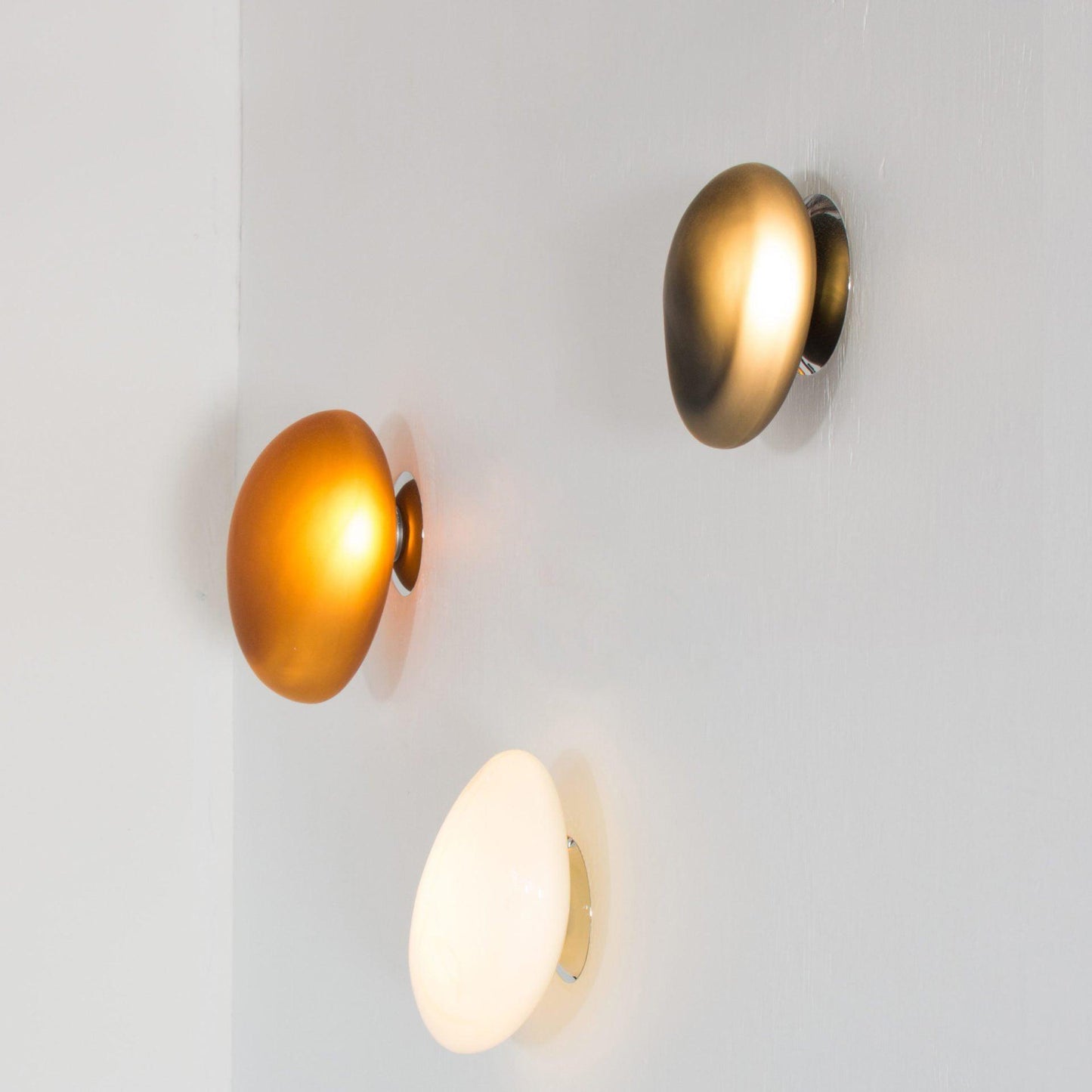 Elegant Bubble Glass Wall Lamp with Adjustable Brightness & Unique Des