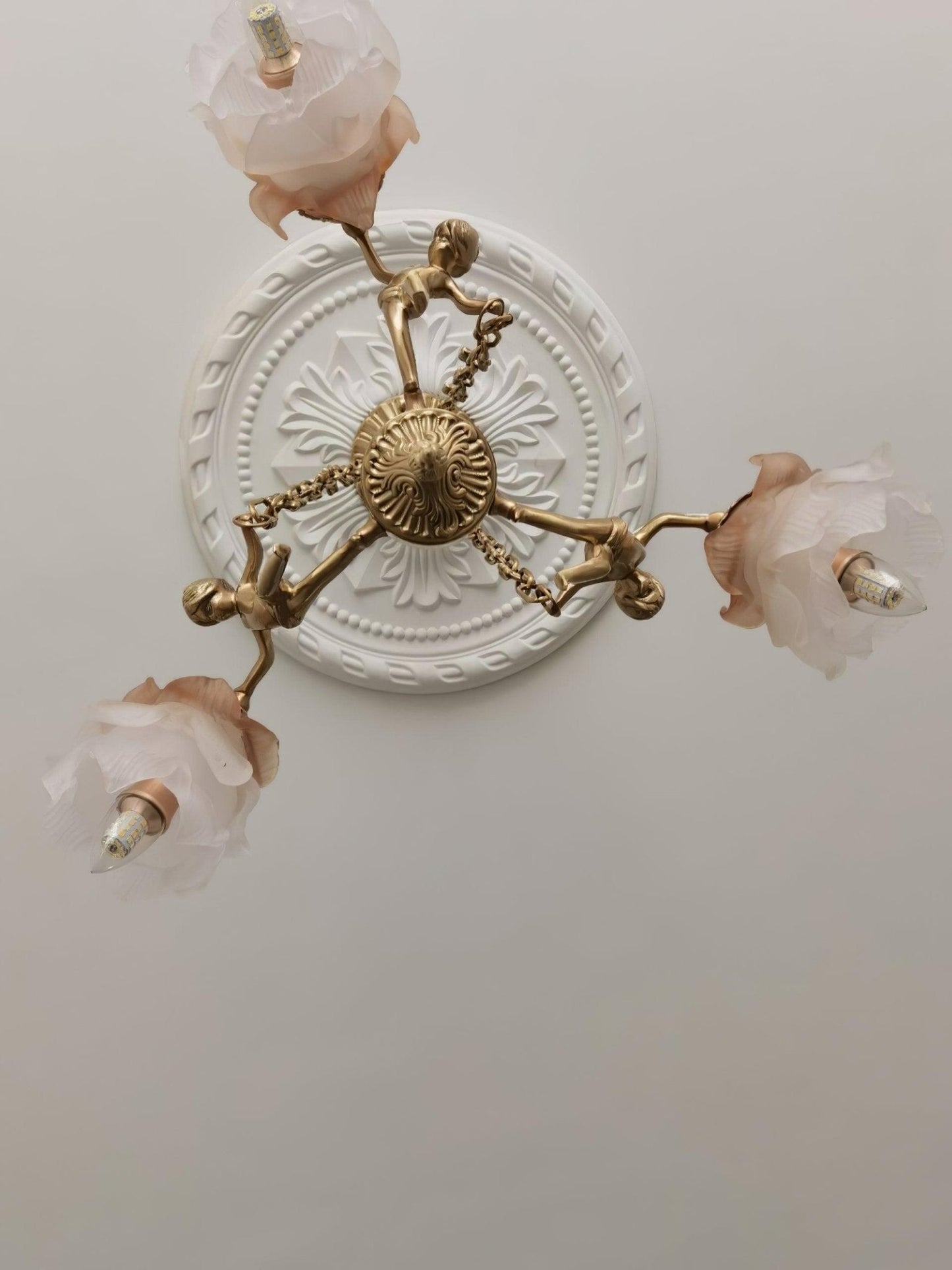 Brass Putti Statuettes Suspension - Elegant Design & Durable Craftsman