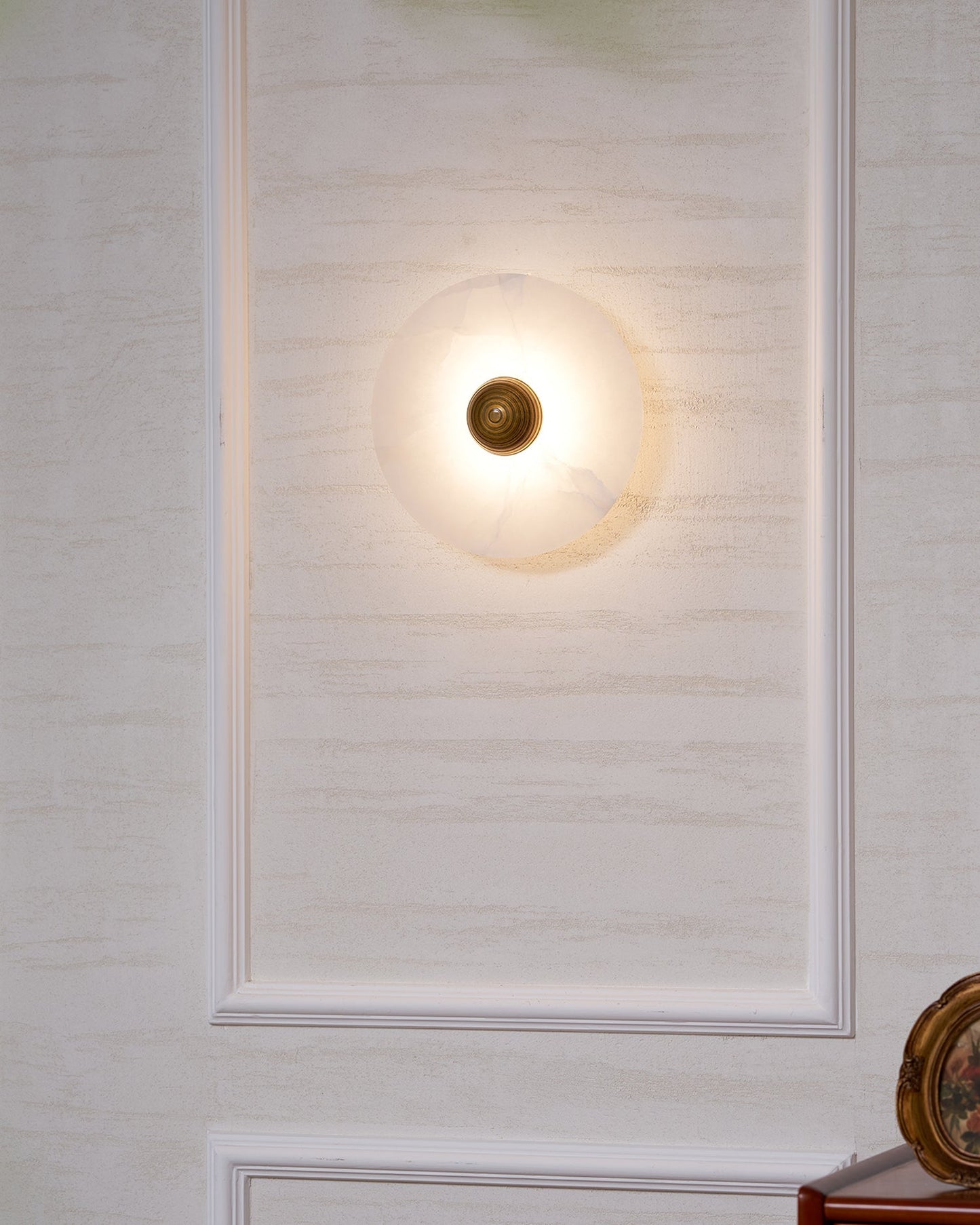 Nayra Alabaster Wall Lamp - Elegant Design with Adjustable Light Direc