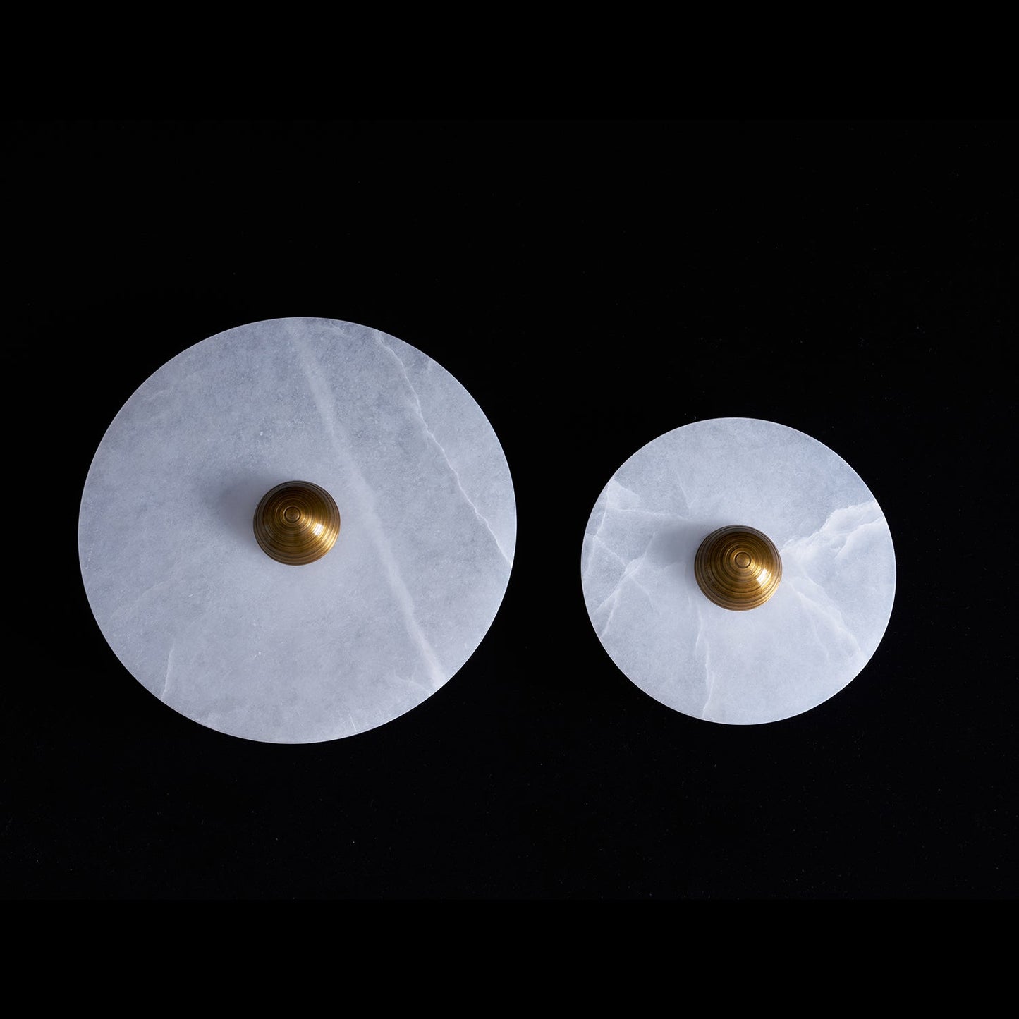 Nayra Alabaster Wall Lamp - Elegant Design with Adjustable Light Direc