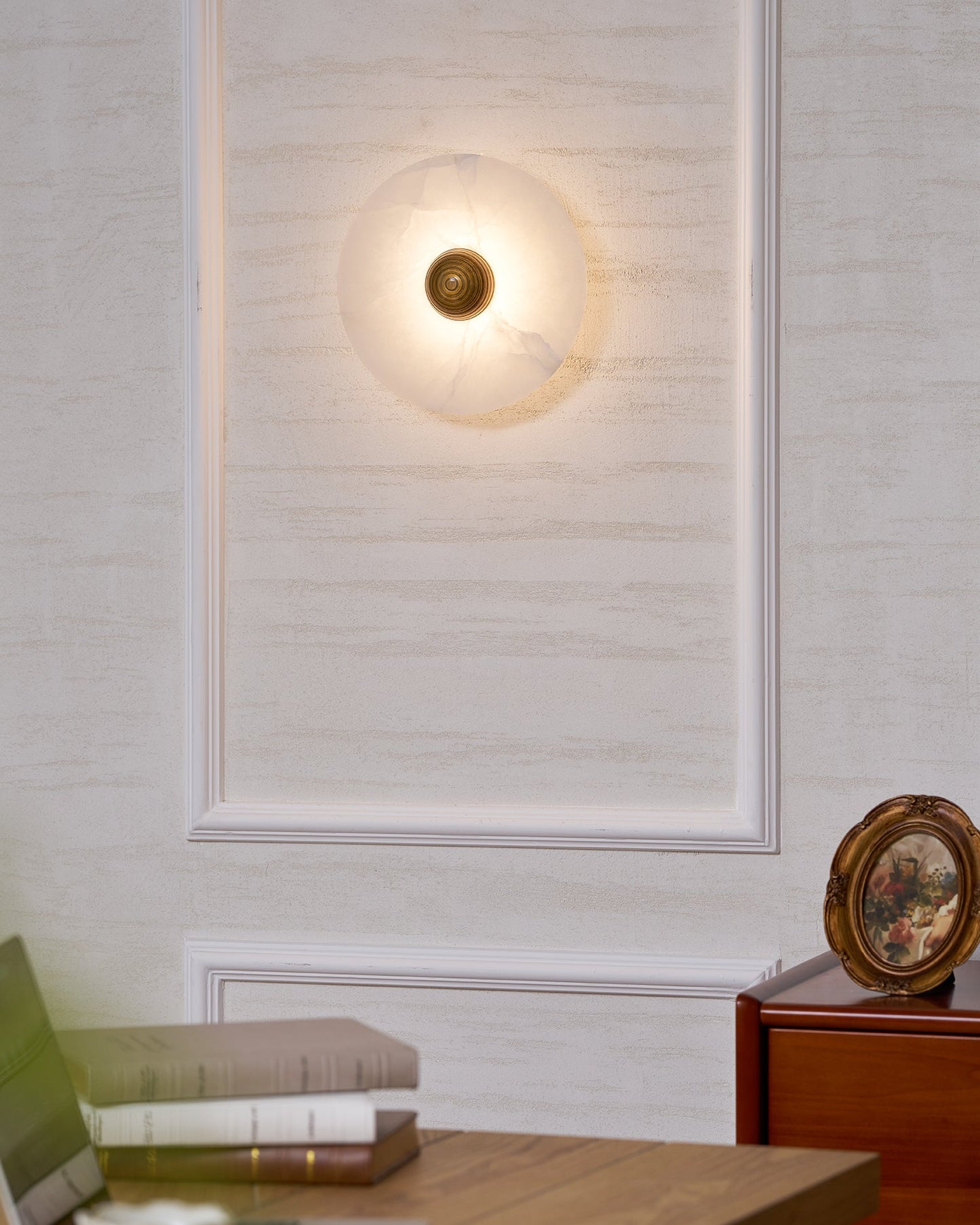 Nayra Alabaster Wall Lamp - Elegant Design with Adjustable Light Direc