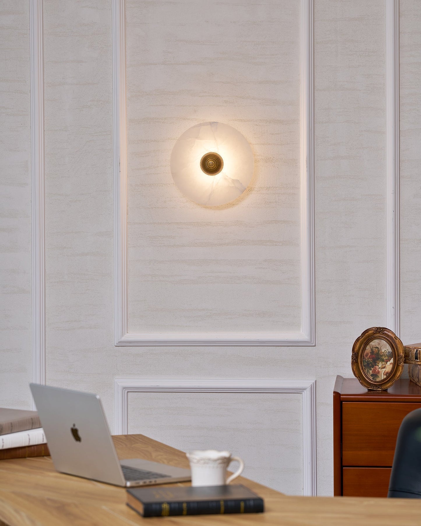 Nayra Alabaster Wall Lamp - Elegant Design with Adjustable Light Direc