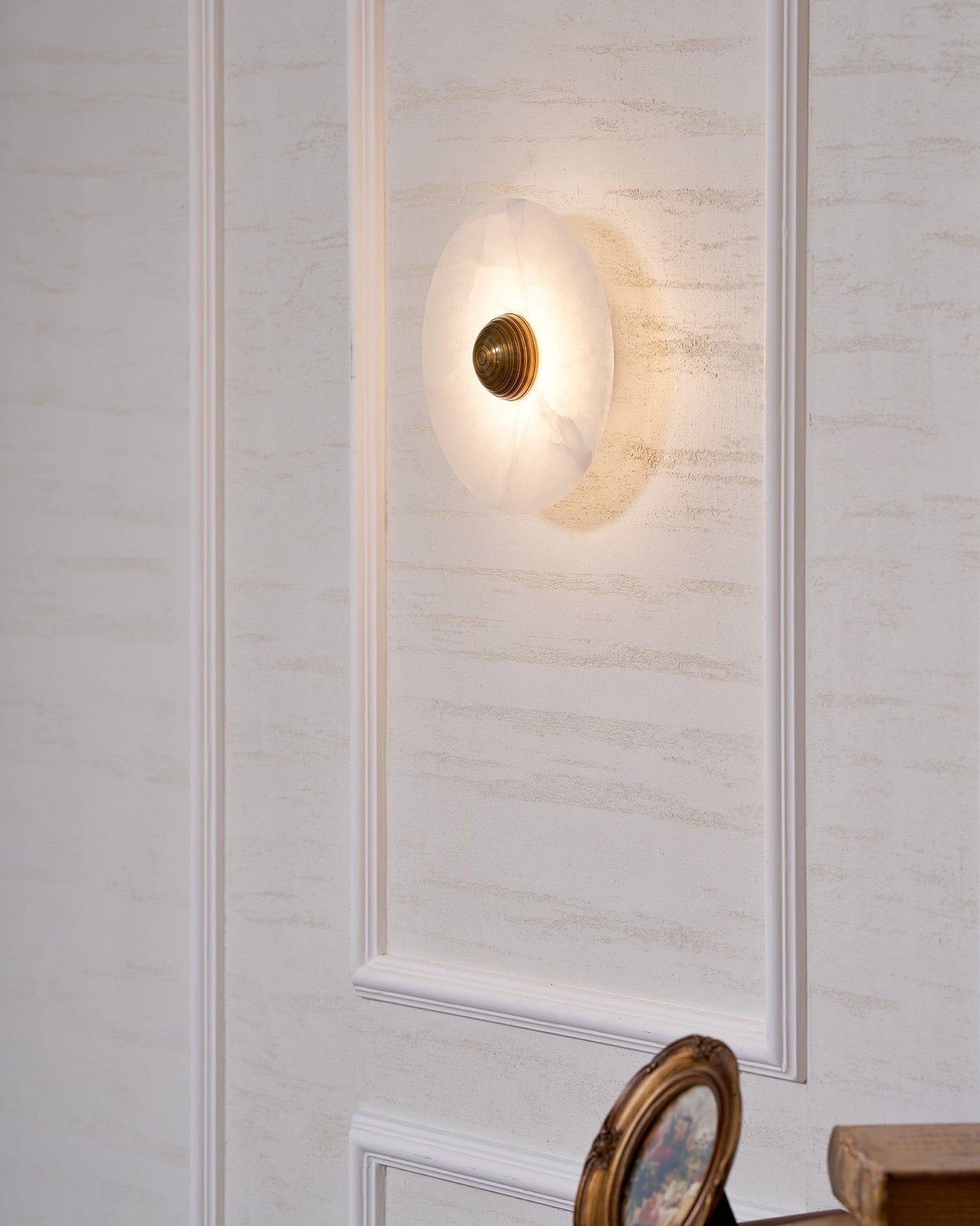Nayra Alabaster Wall Lamp - Elegant Design with Adjustable Light Direc