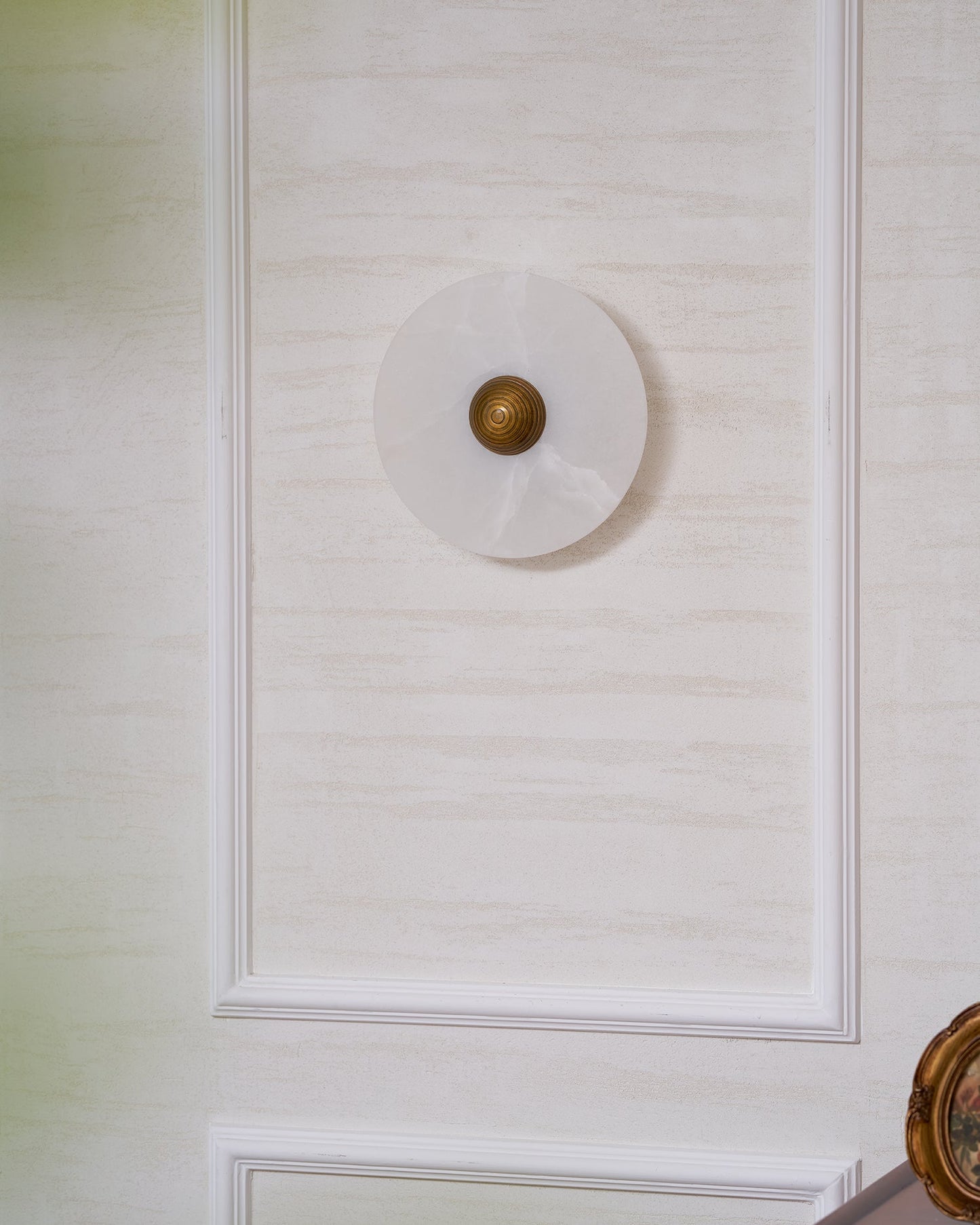 Nayra Alabaster Wall Lamp - Elegant Design with Adjustable Light Direc