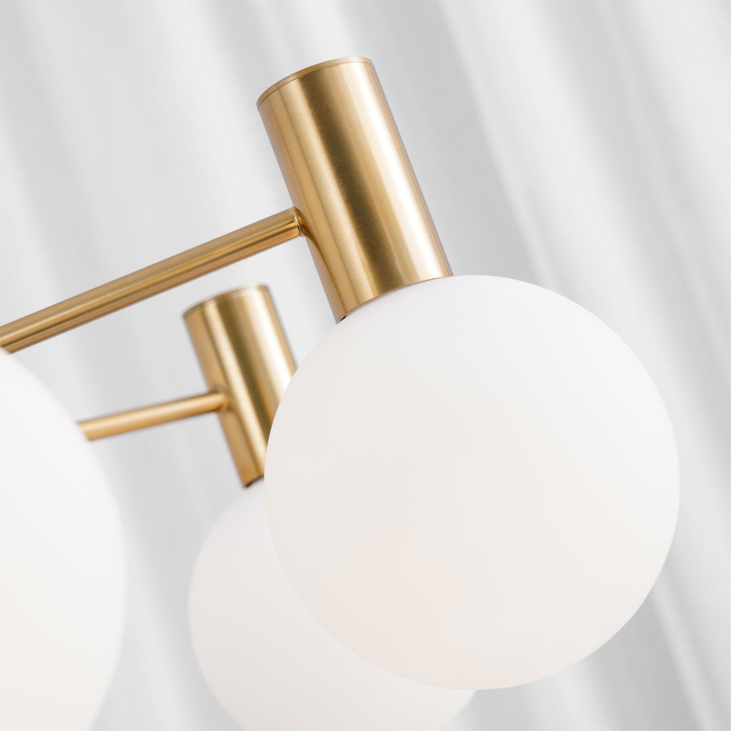 Selva Chandelier - Elegant Lighting Fixture with Adjustable Arms & Cry
