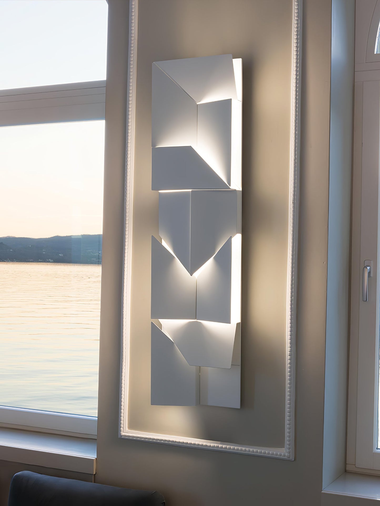 Shadows Grand Sconce - Elegant Wall Light with Adjustable Brightness