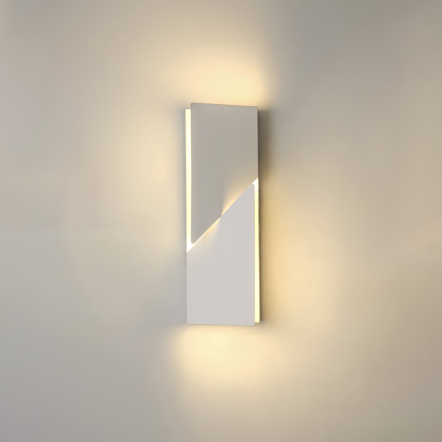 Shadows Grand Sconce - Elegant Wall Light with Adjustable Brightness