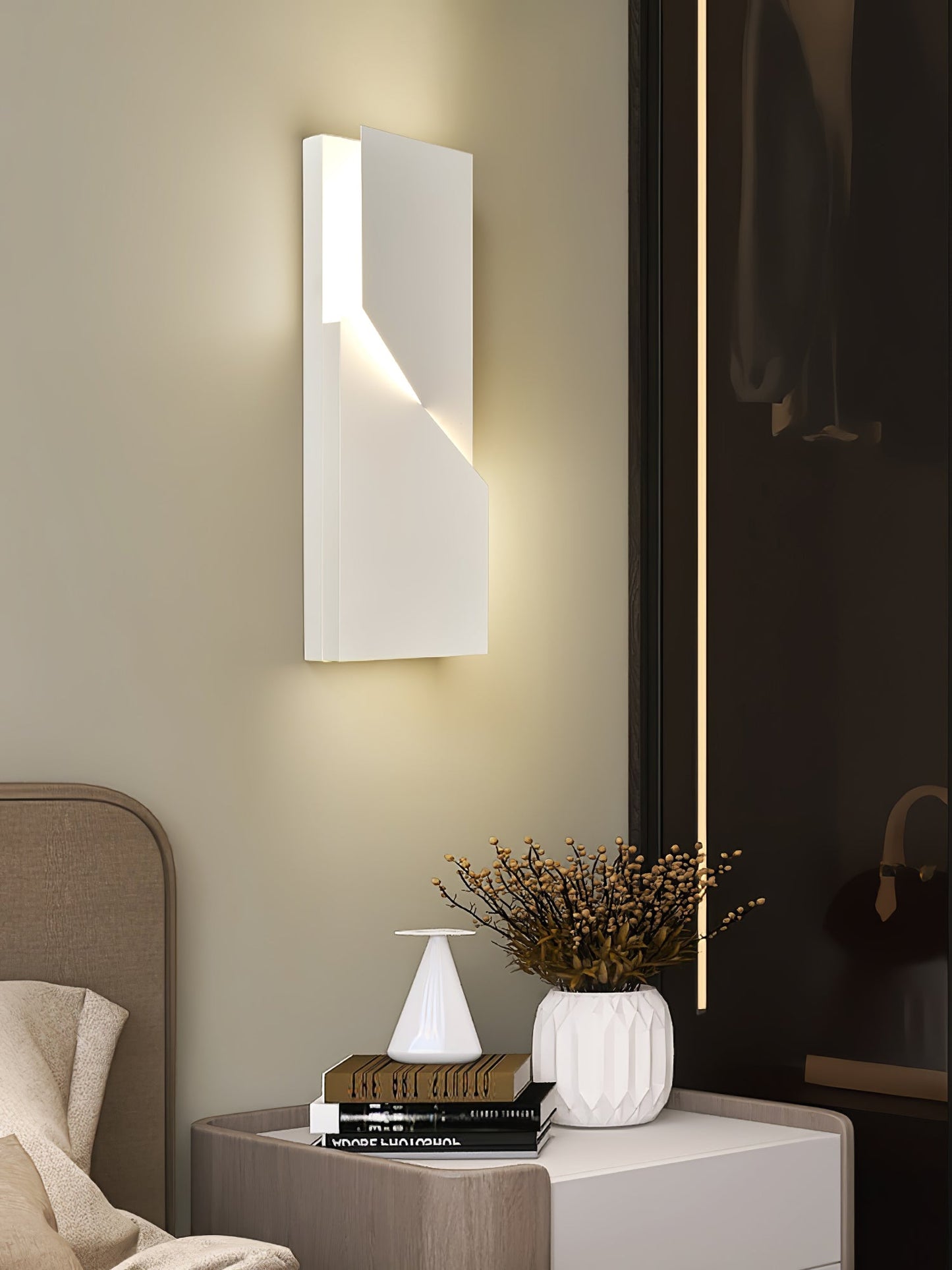 Shadows Grand Sconce - Elegant Wall Light with Adjustable Brightness