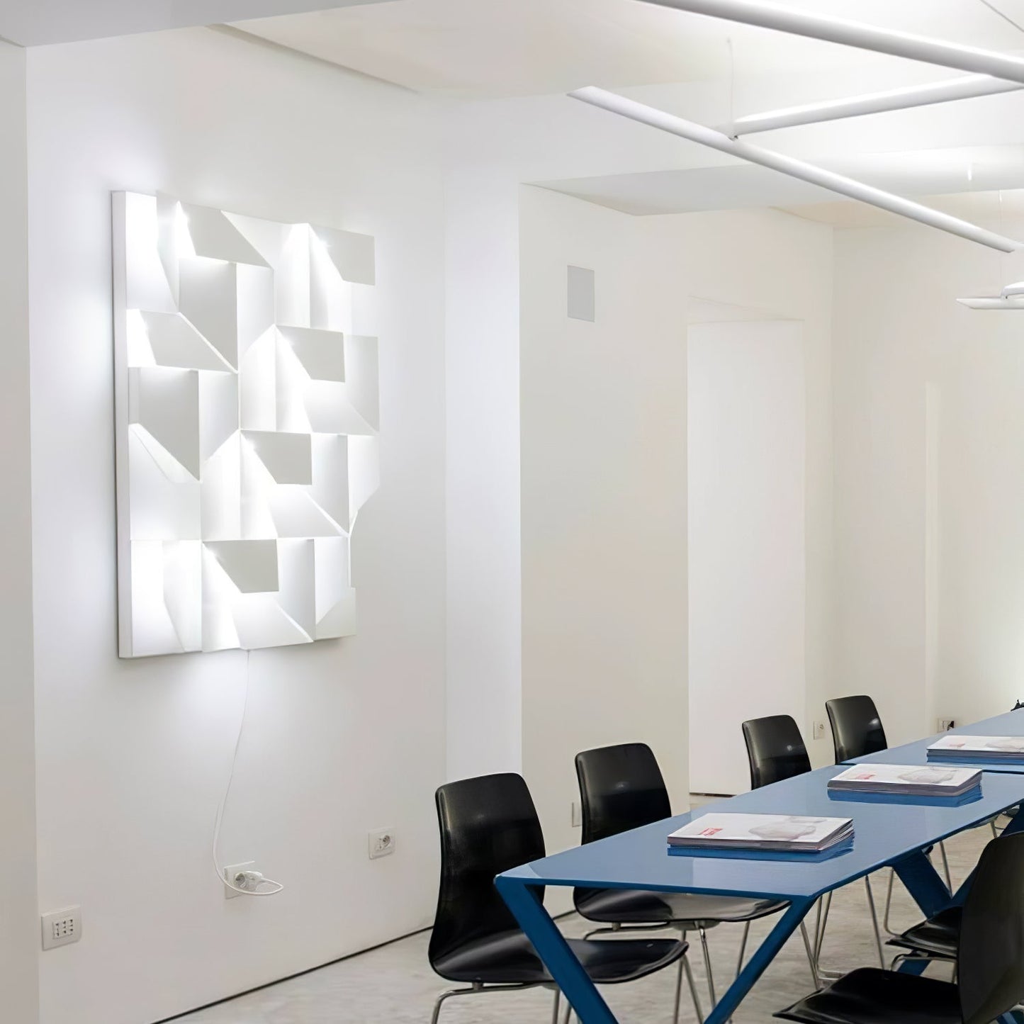 Shadows Grand Sconce - Elegant Wall Light with Adjustable Brightness