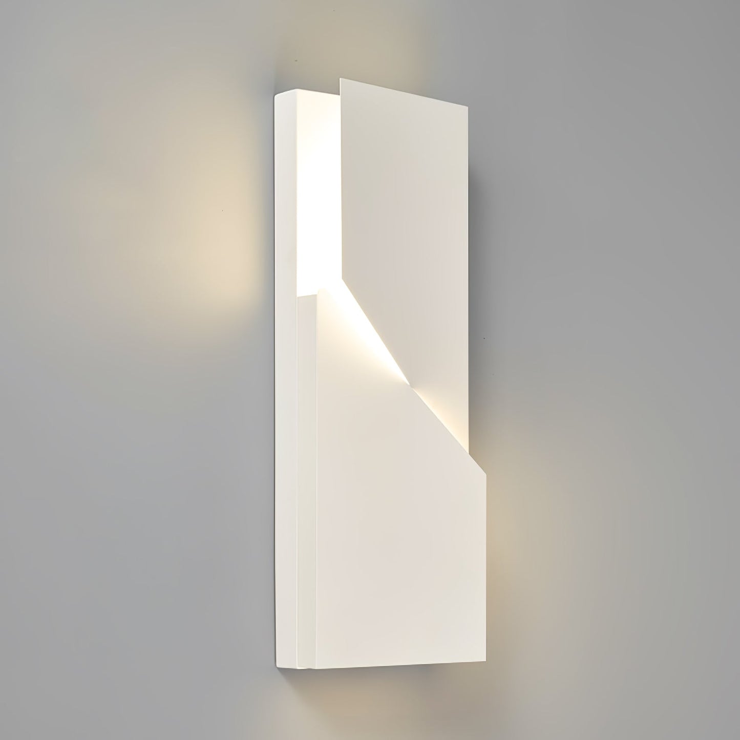 Shadows Grand Sconce - Elegant Wall Light with Adjustable Brightness