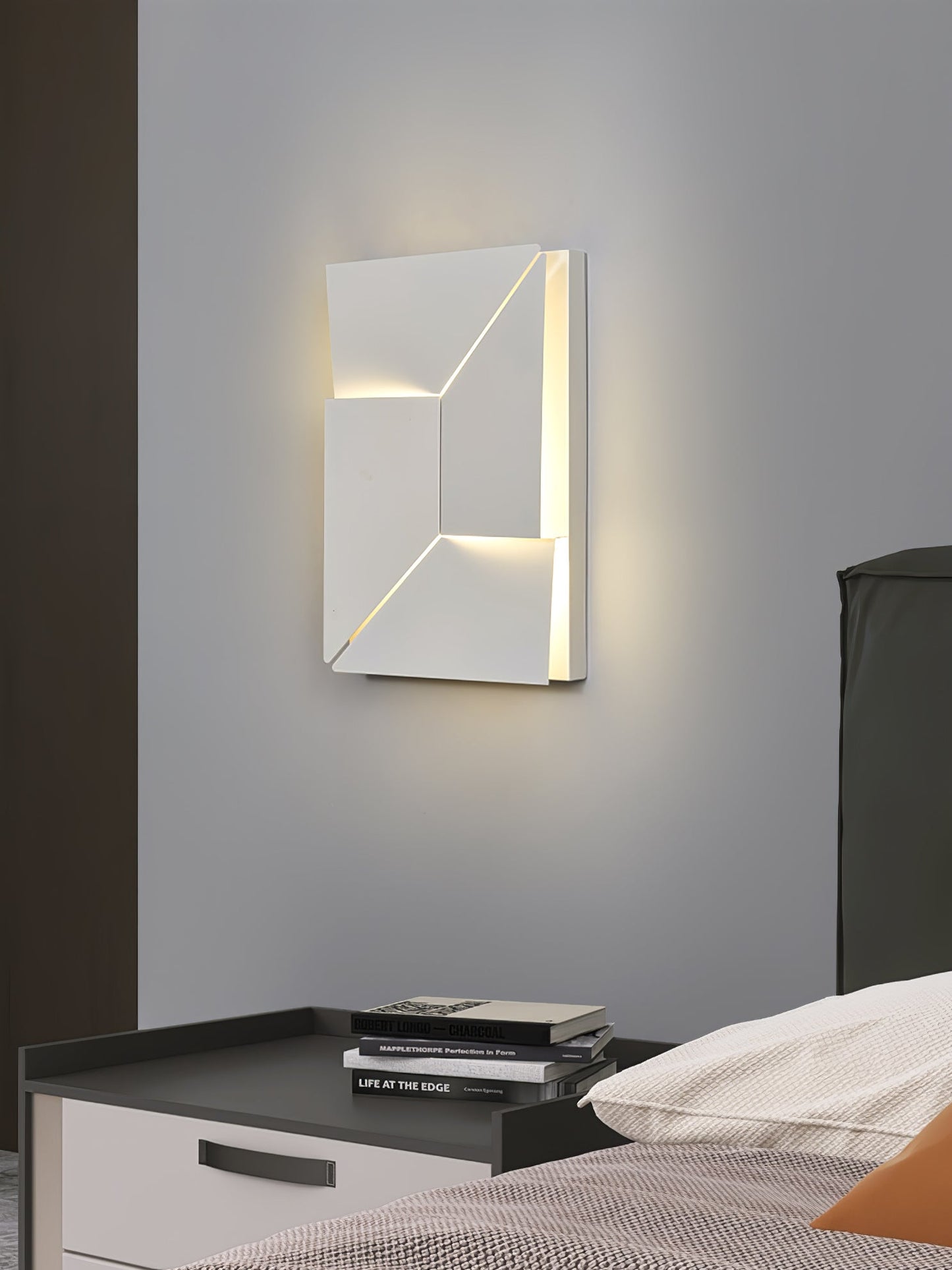 Shadows Grand Sconce - Elegant Wall Light with Adjustable Brightness