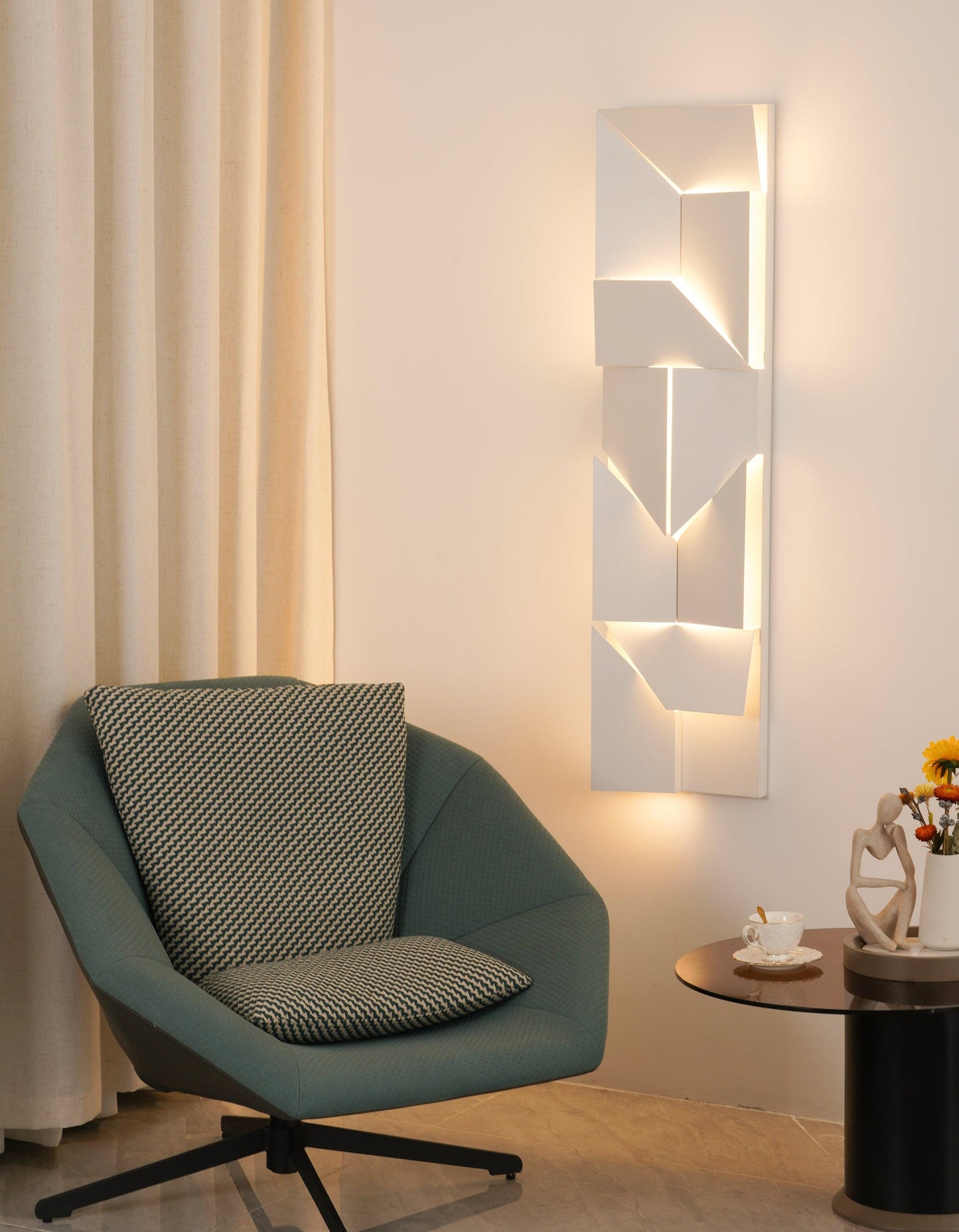Shadows Grand Sconce - Elegant Wall Light with Adjustable Brightness